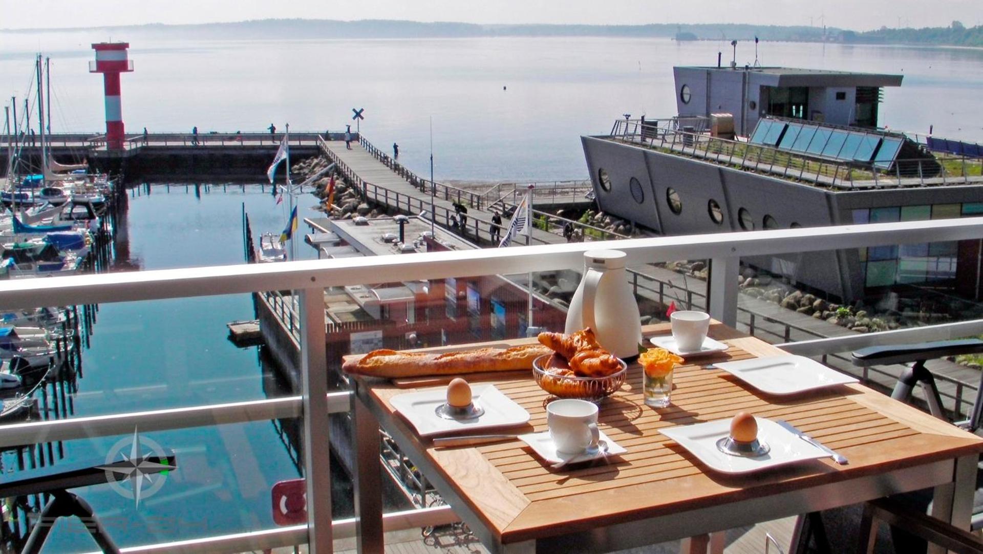 Apartment 24, Pier 24, Blickrichtung offene SeeBinnenhafen Nord