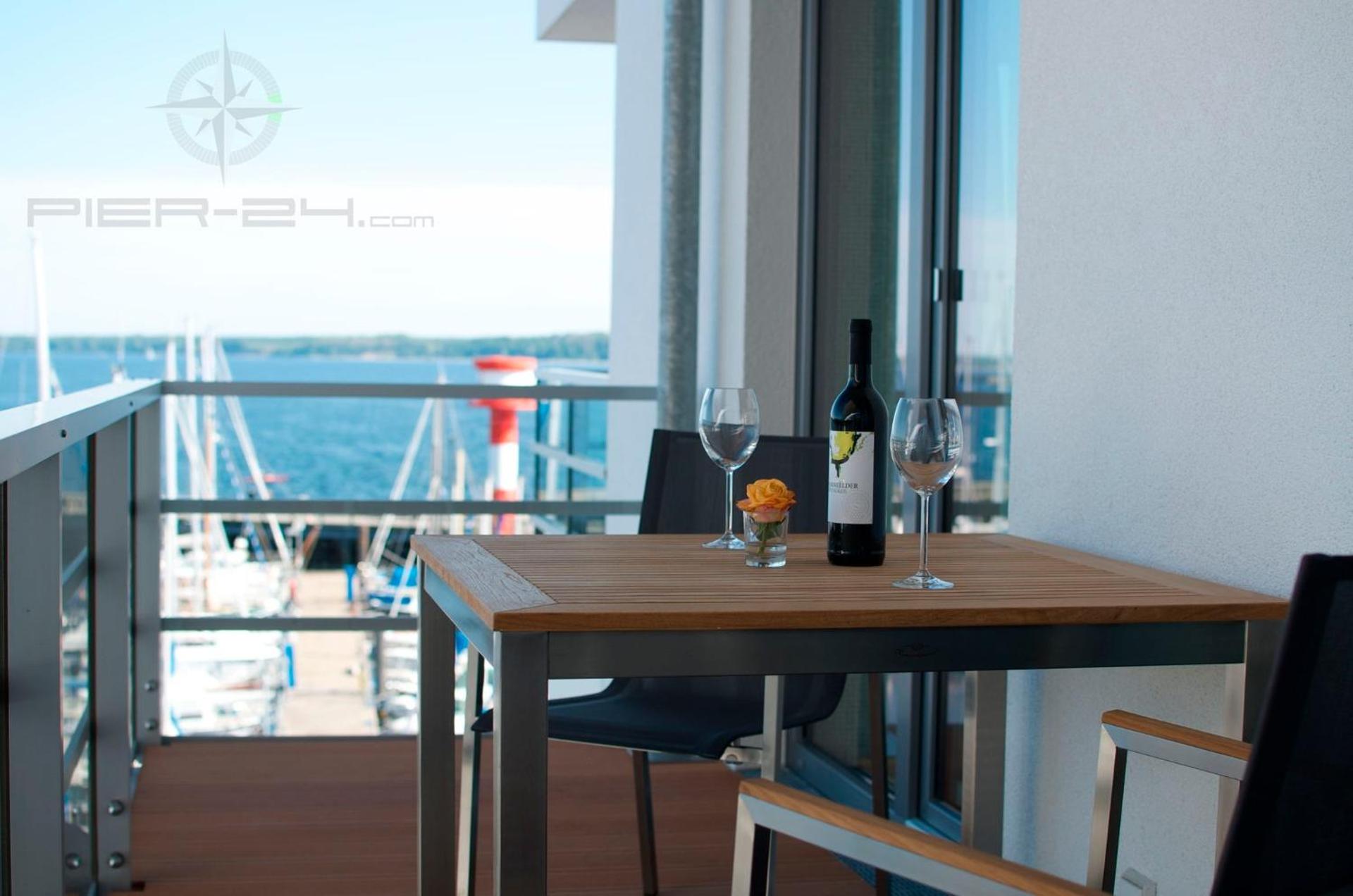 Apartment 24, Pier 24, Blickrichtung offene SeeBinnenhafen Nord