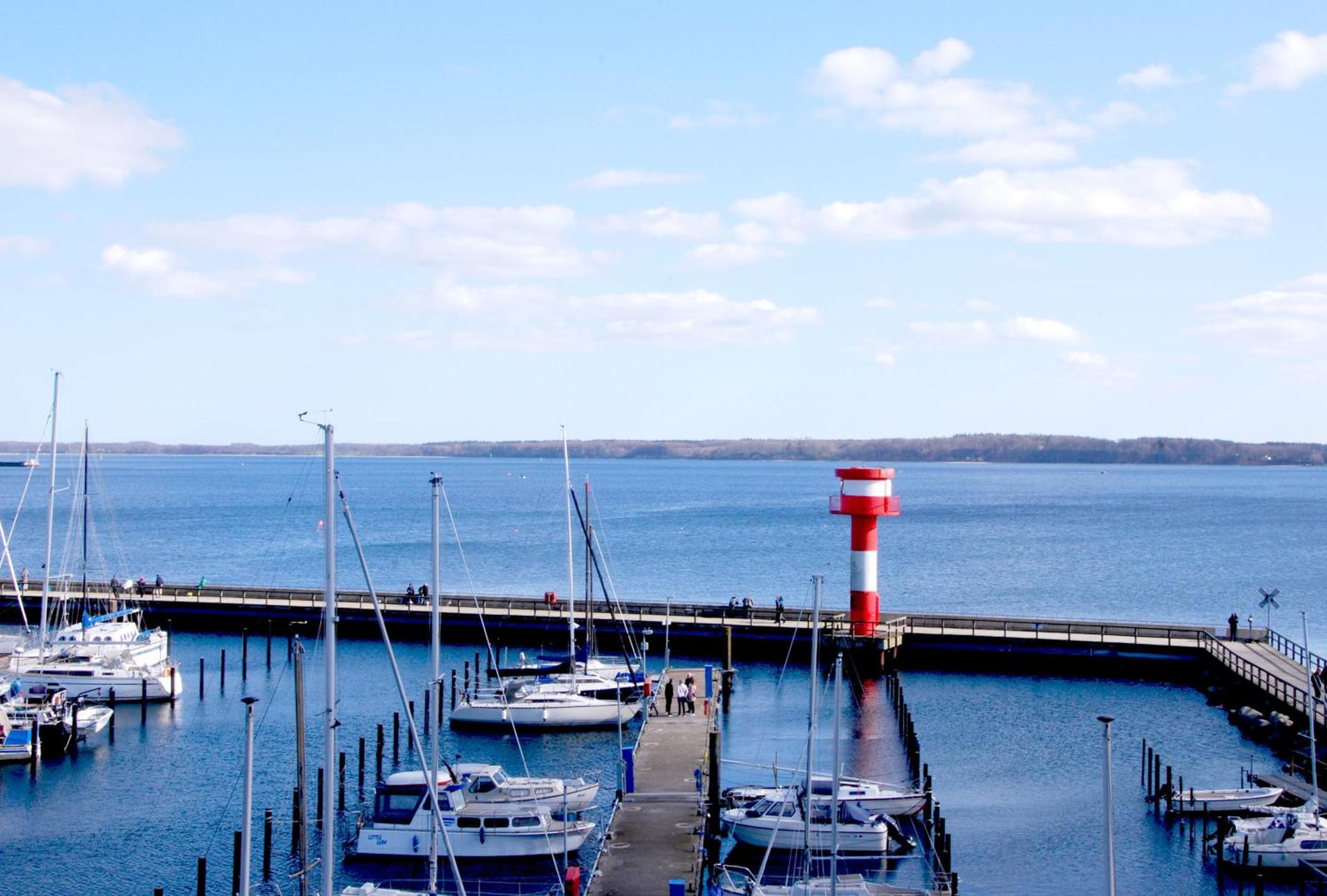 Apartment 24, Pier 24, Blickrichtung offene SeeBinnenhafen Nord