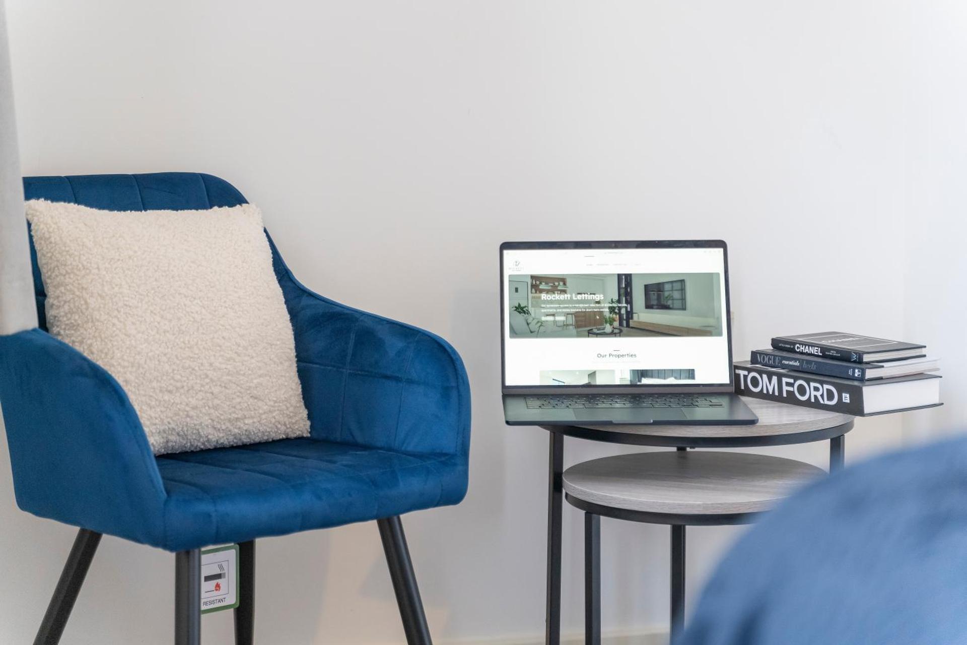 The Cerulean Manor, City Centre House, Large Drive, Free Parking, WiFi, Sofa Bed, Netflix,