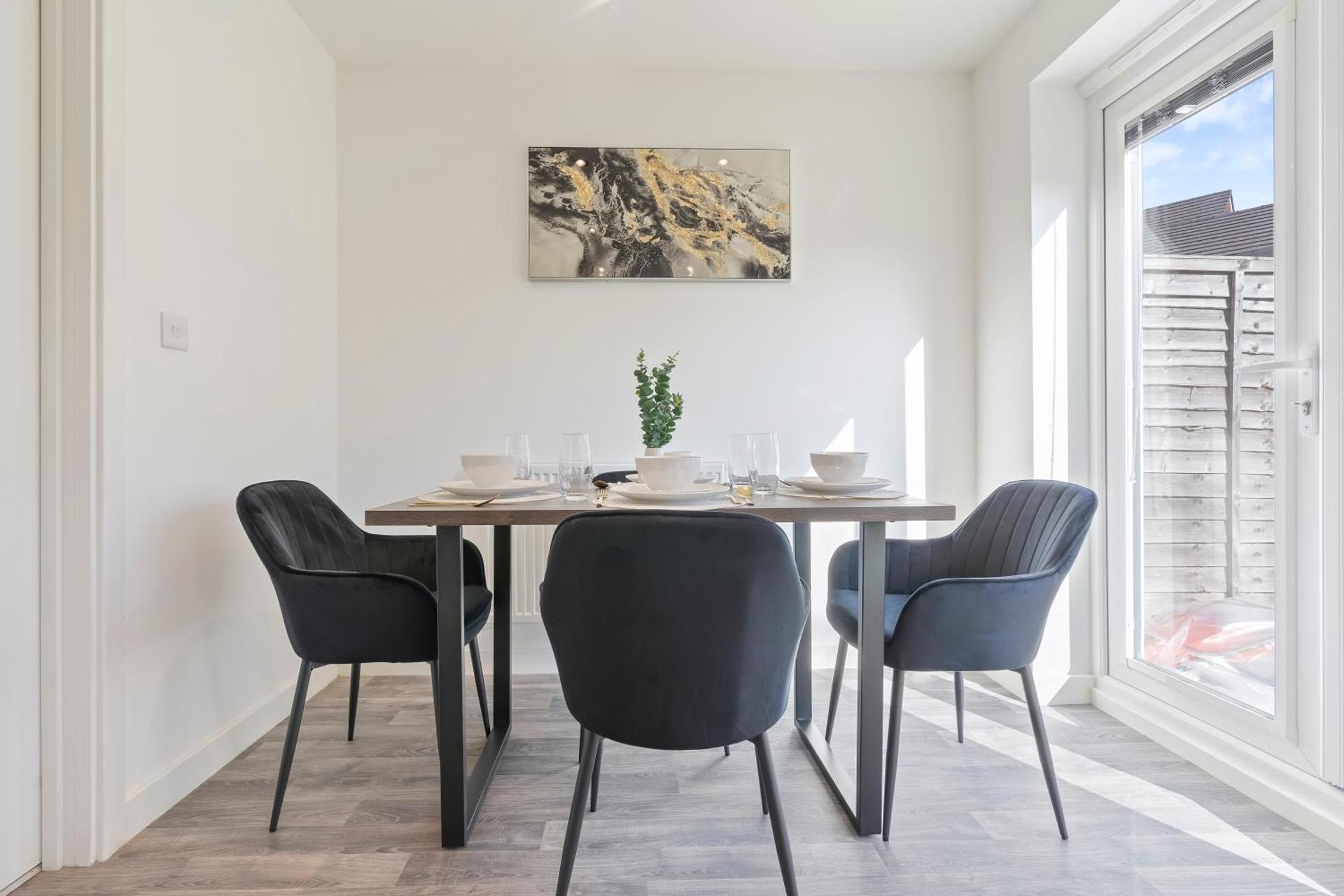 The Cerulean Manor, City Centre House, Large Drive, Free Parking, WiFi, Sofa Bed, Netflix,