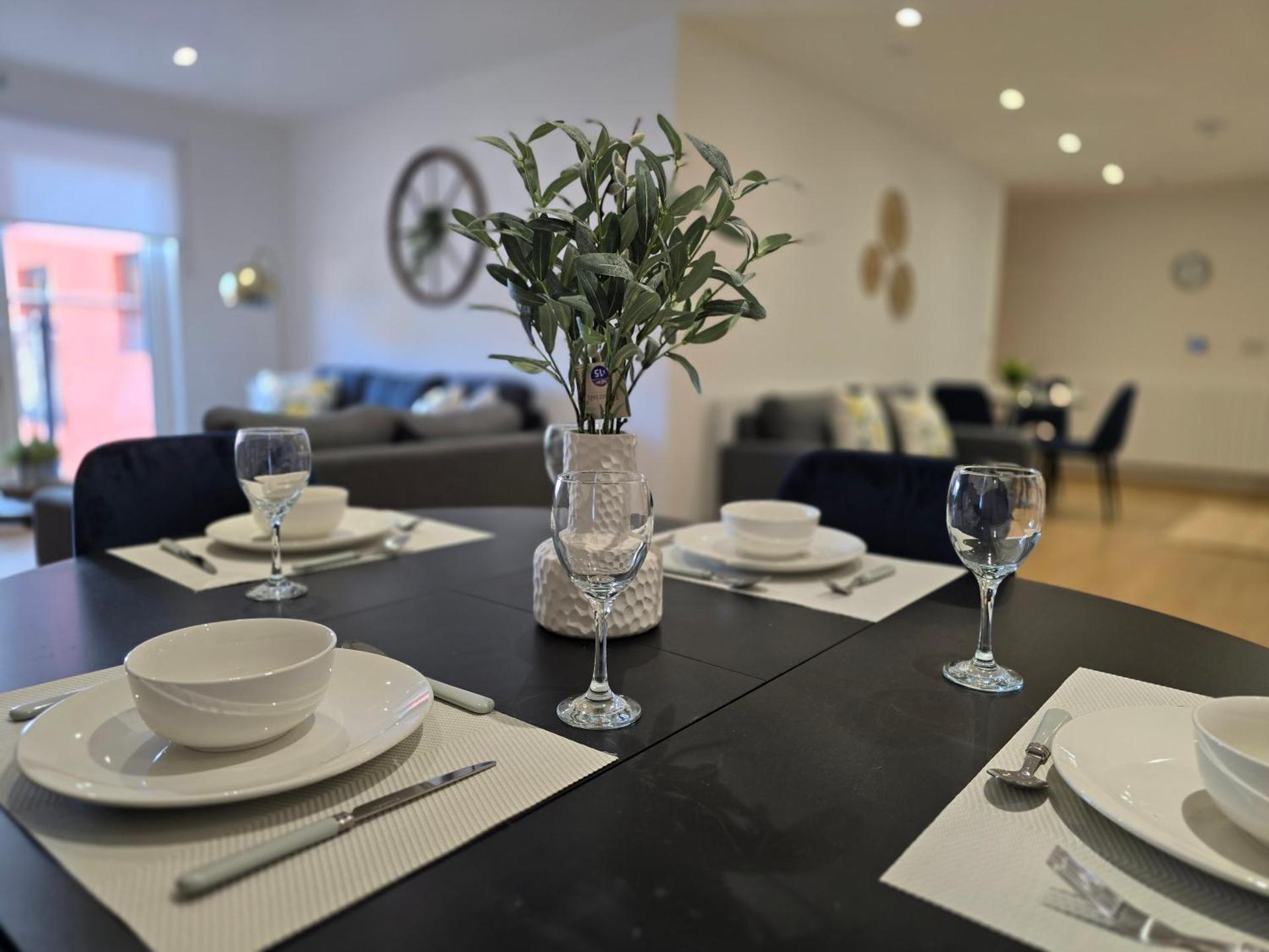 Snuggle Inn Serviced Apartments, Great choice for large groups, Contractors, Business Executives and Family Vacations in the stunning valley of Surrey Hills, secure Private Parking, Offering Easy Train Access to London, Gatwick airport, M25