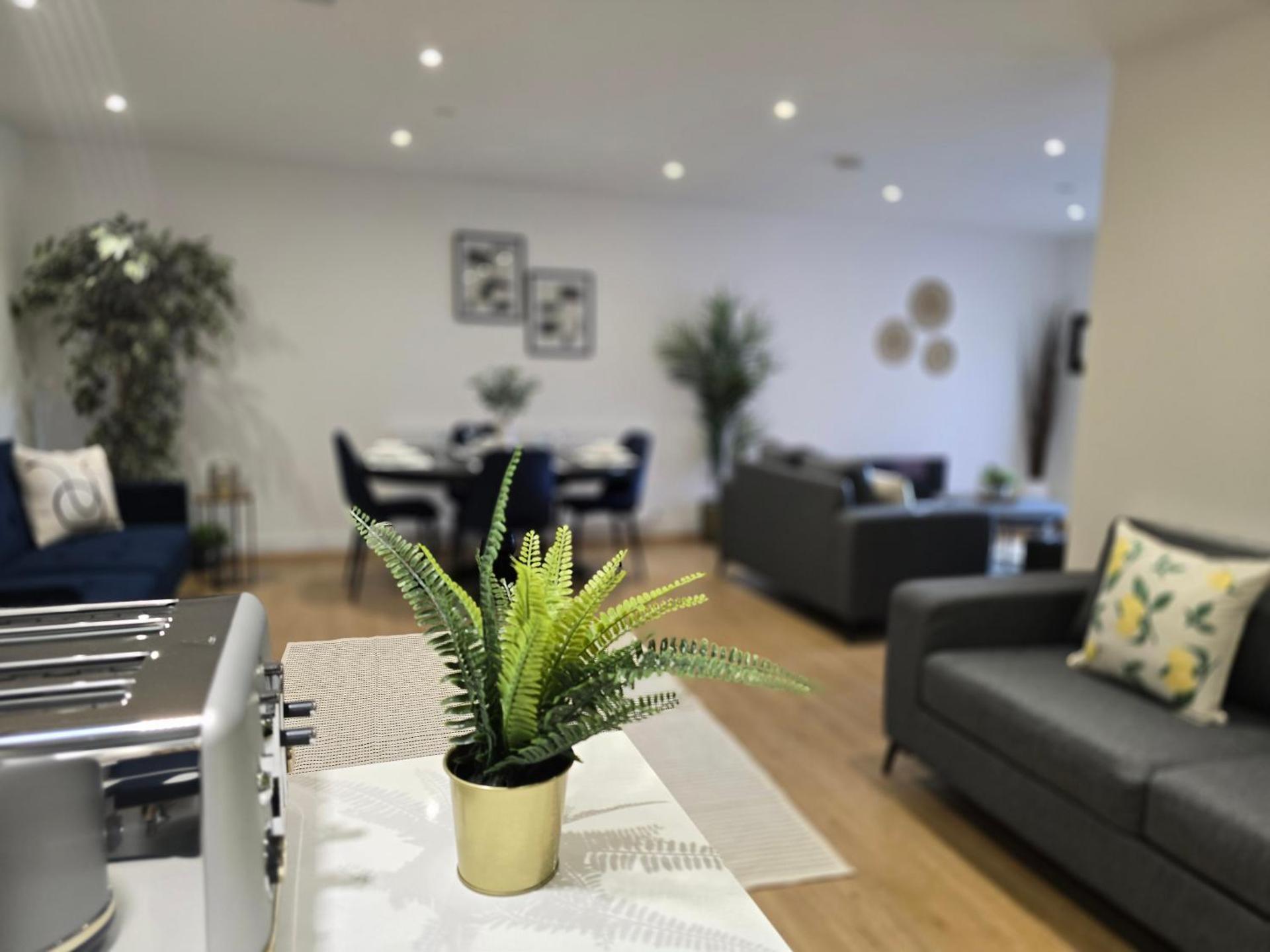 Snuggle Inn Serviced Apartments, Great choice for large groups, Contractors, Business Executives and Family Vacations in the stunning valley of Surrey Hills, secure Private Parking, Offering Easy Train Access to London, Gatwick airport, M25