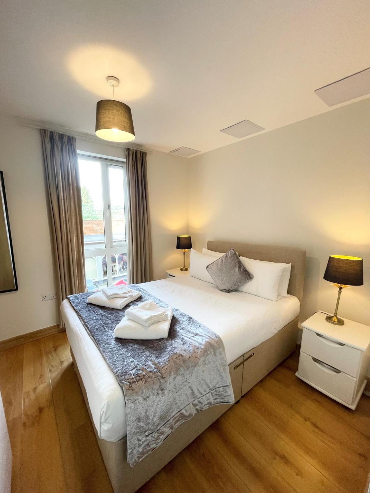 Blue Sky Apartments@Guildford Town Centre