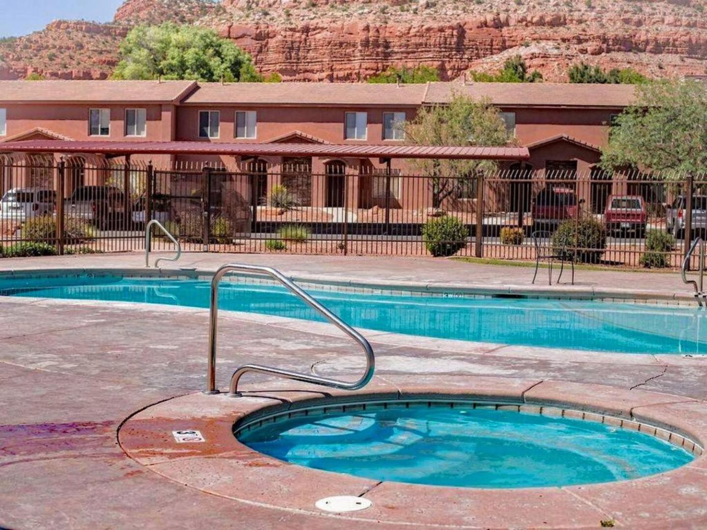 Pool & Hot Tub Close to hiking trails in Kanab