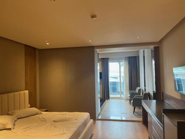 Queen Suite with Spa Bath