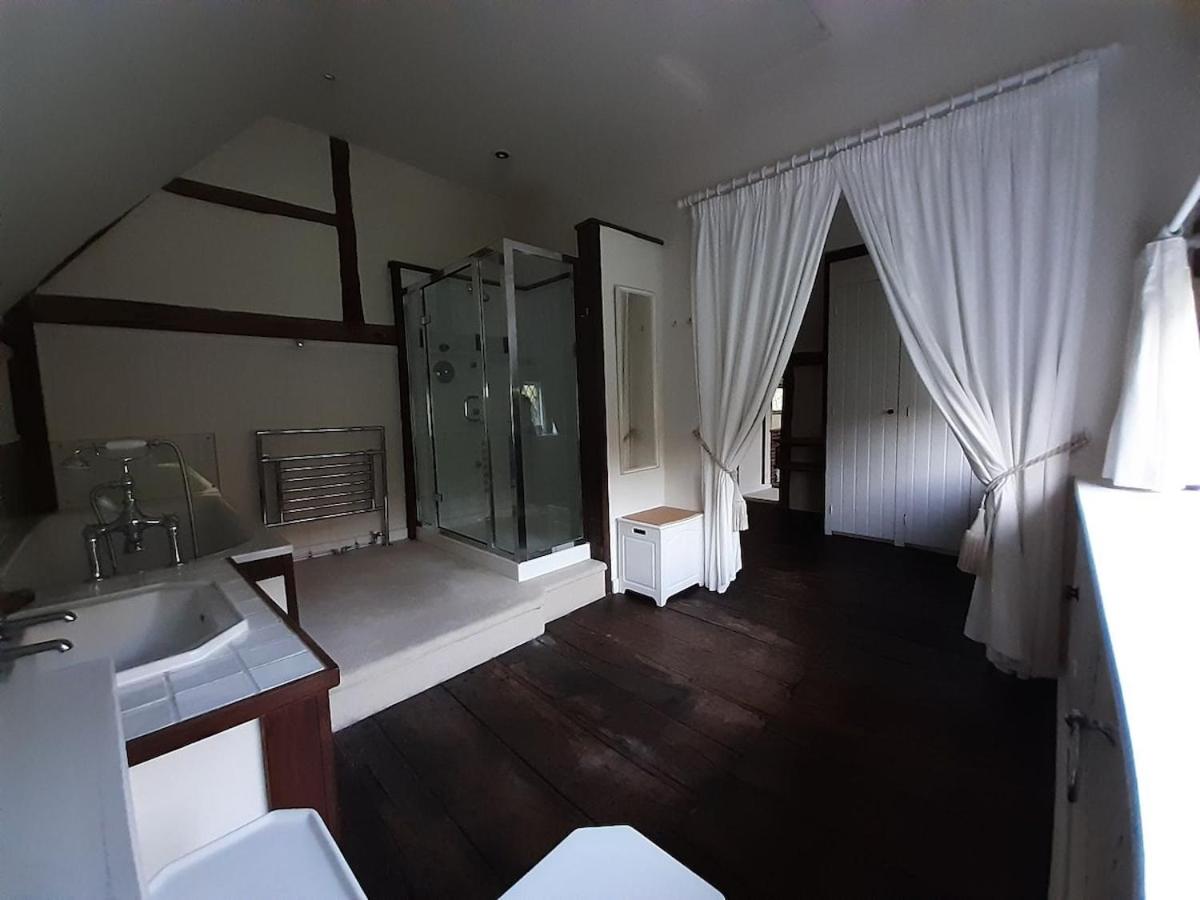 Redlands Farmhouse built 17th century self checkin