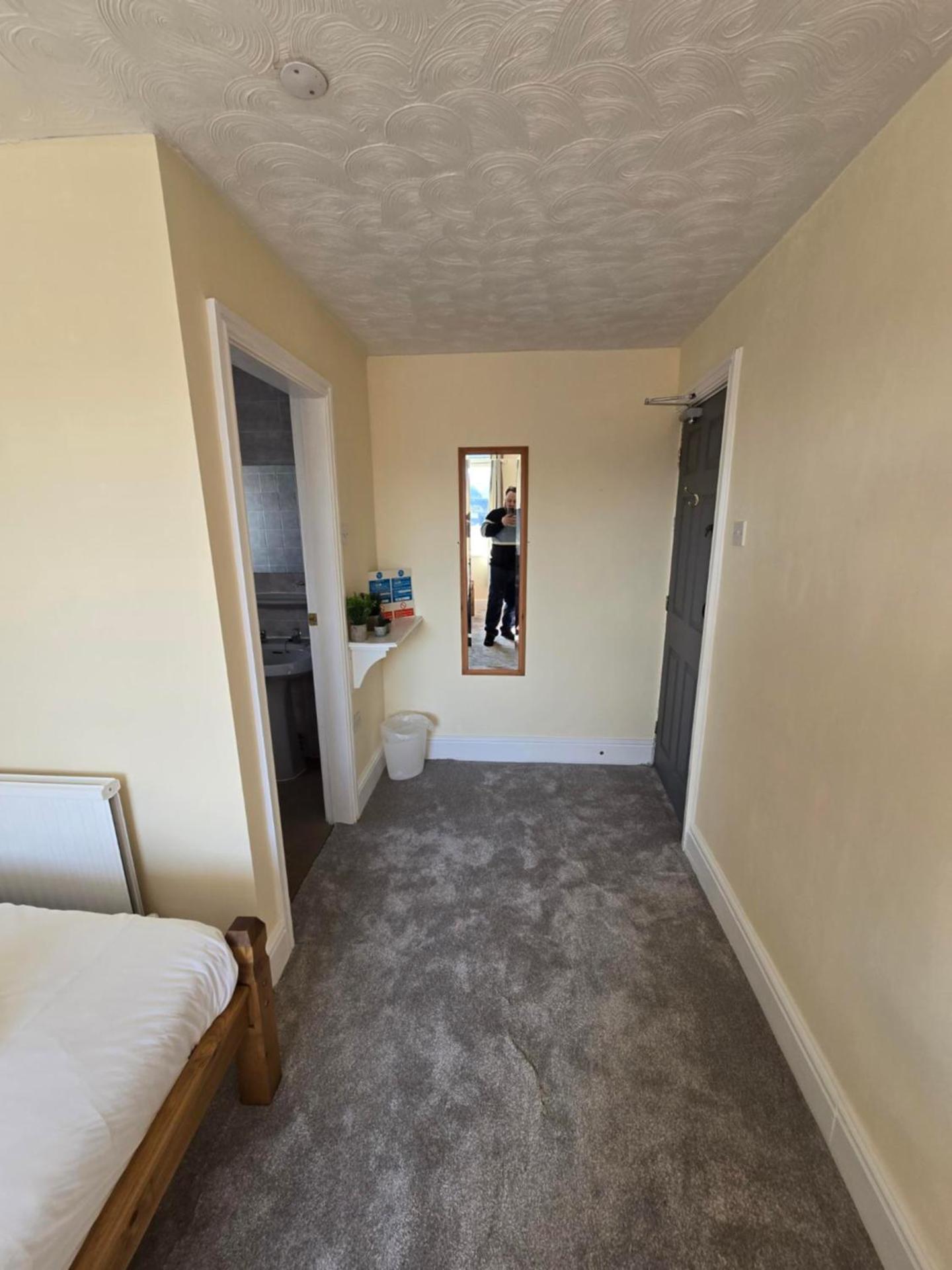 Standard Twin Room with Mountain View