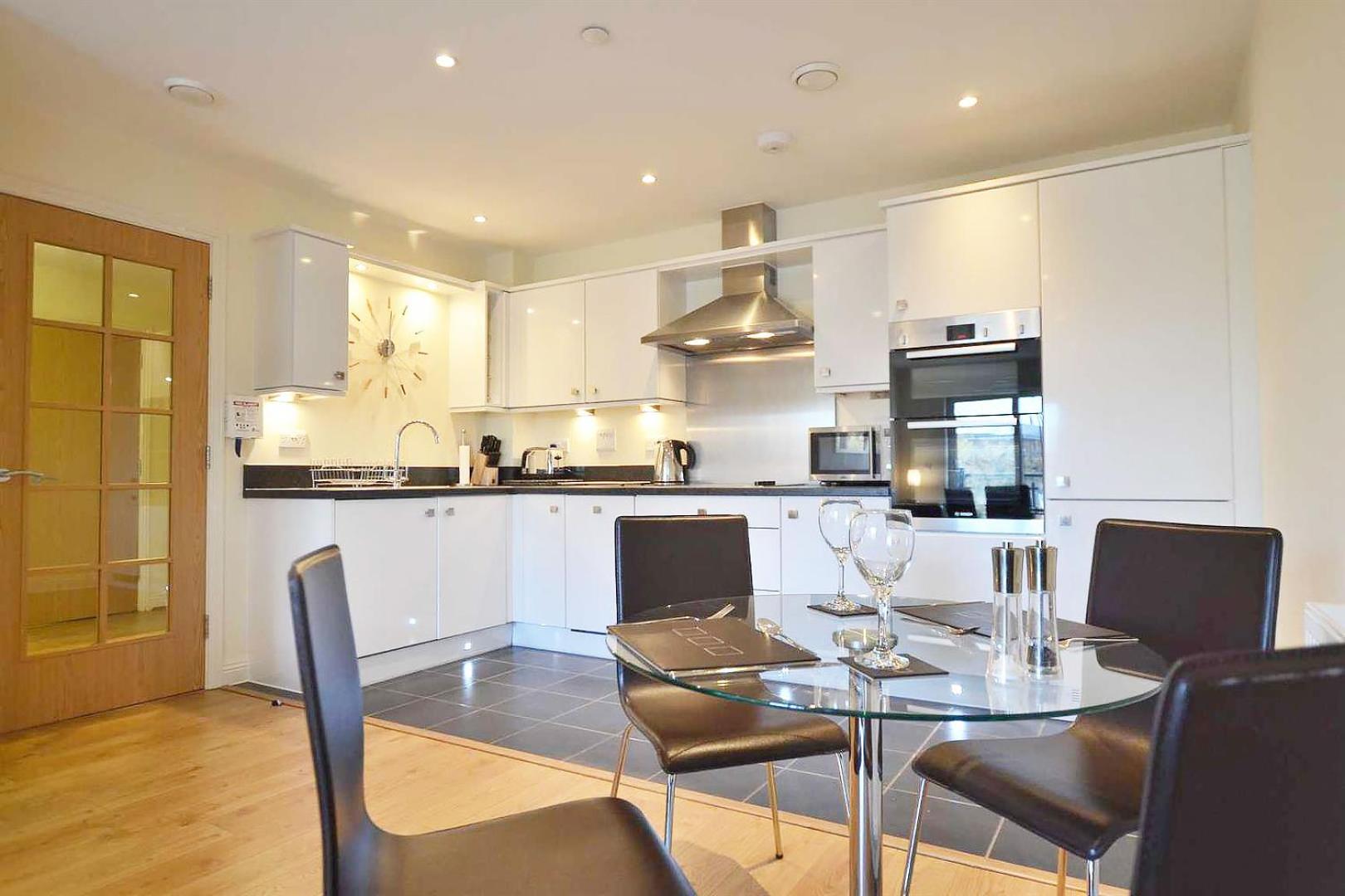 Travaal.©om - 2 Bed Serviced Apartment Farnborough