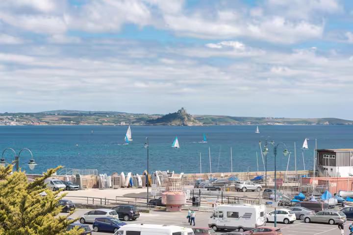 Harbourside apartment with seaviews and parking