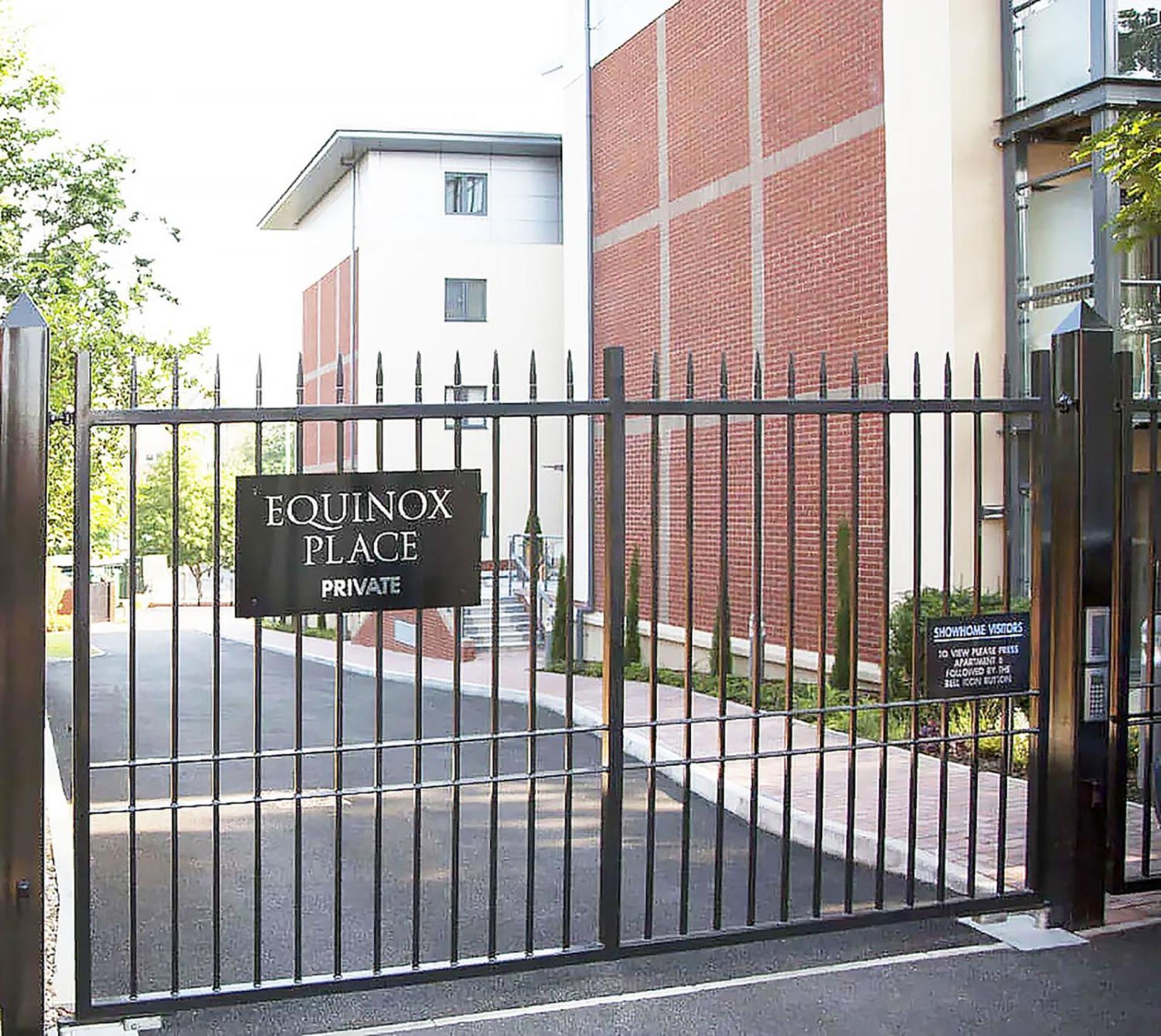 Travaal.©om - 2 Bed Serviced Apartment Farnborough