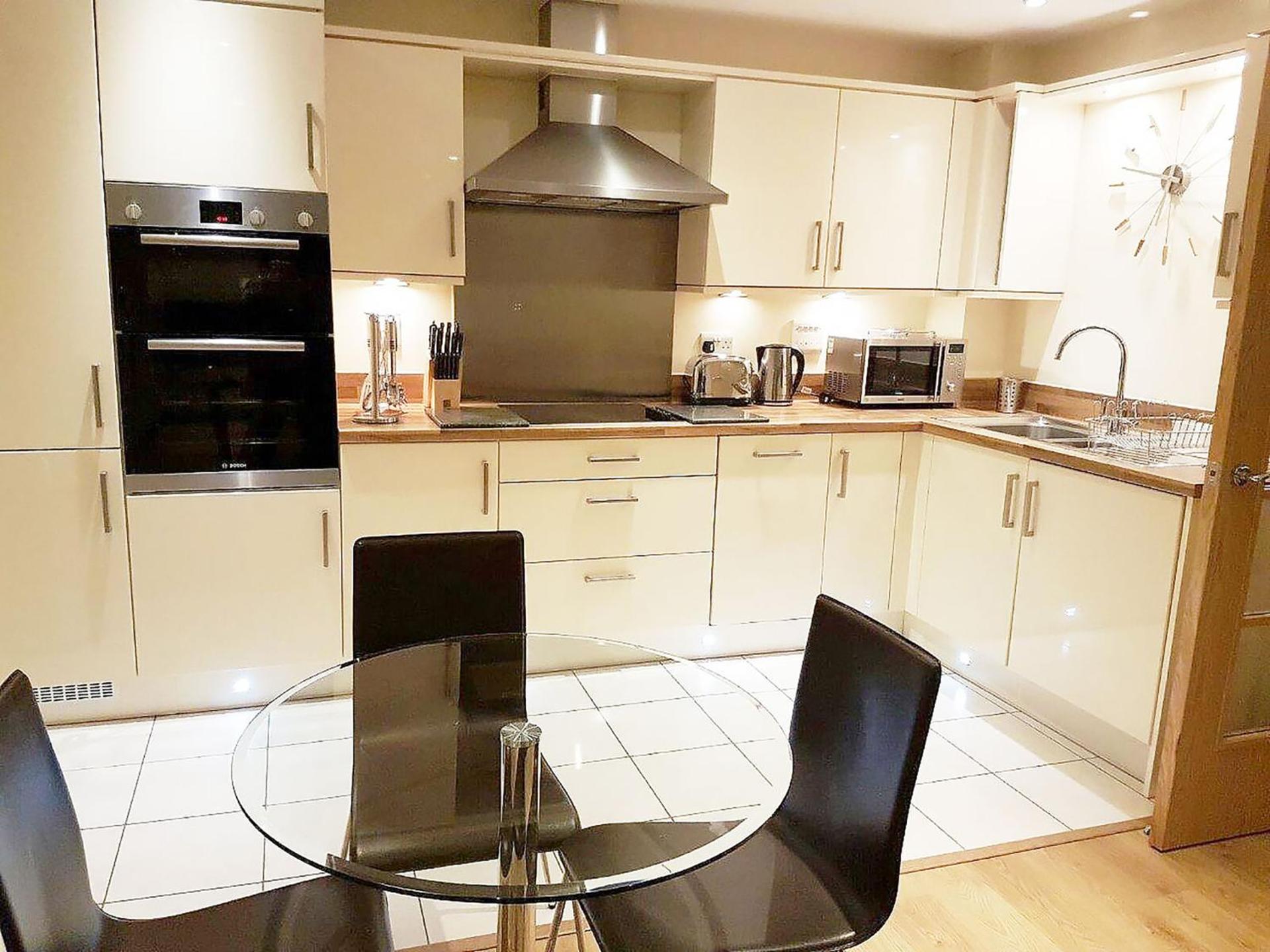 Travaal.©om - 2 Bed Serviced Apartment Farnborough