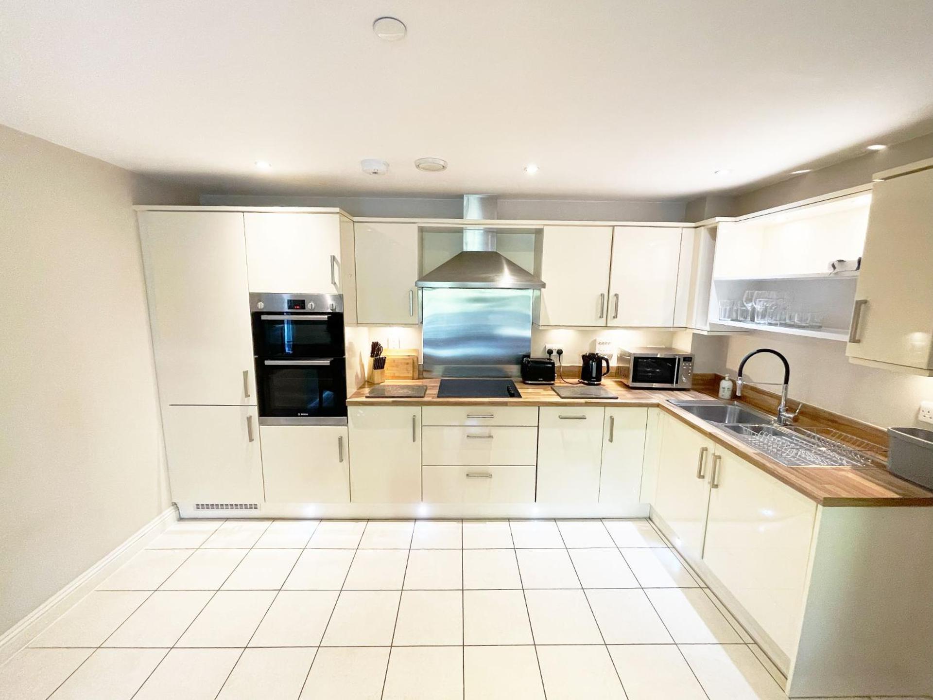 Travaal.©om - 2 Bed Serviced Apartment Farnborough