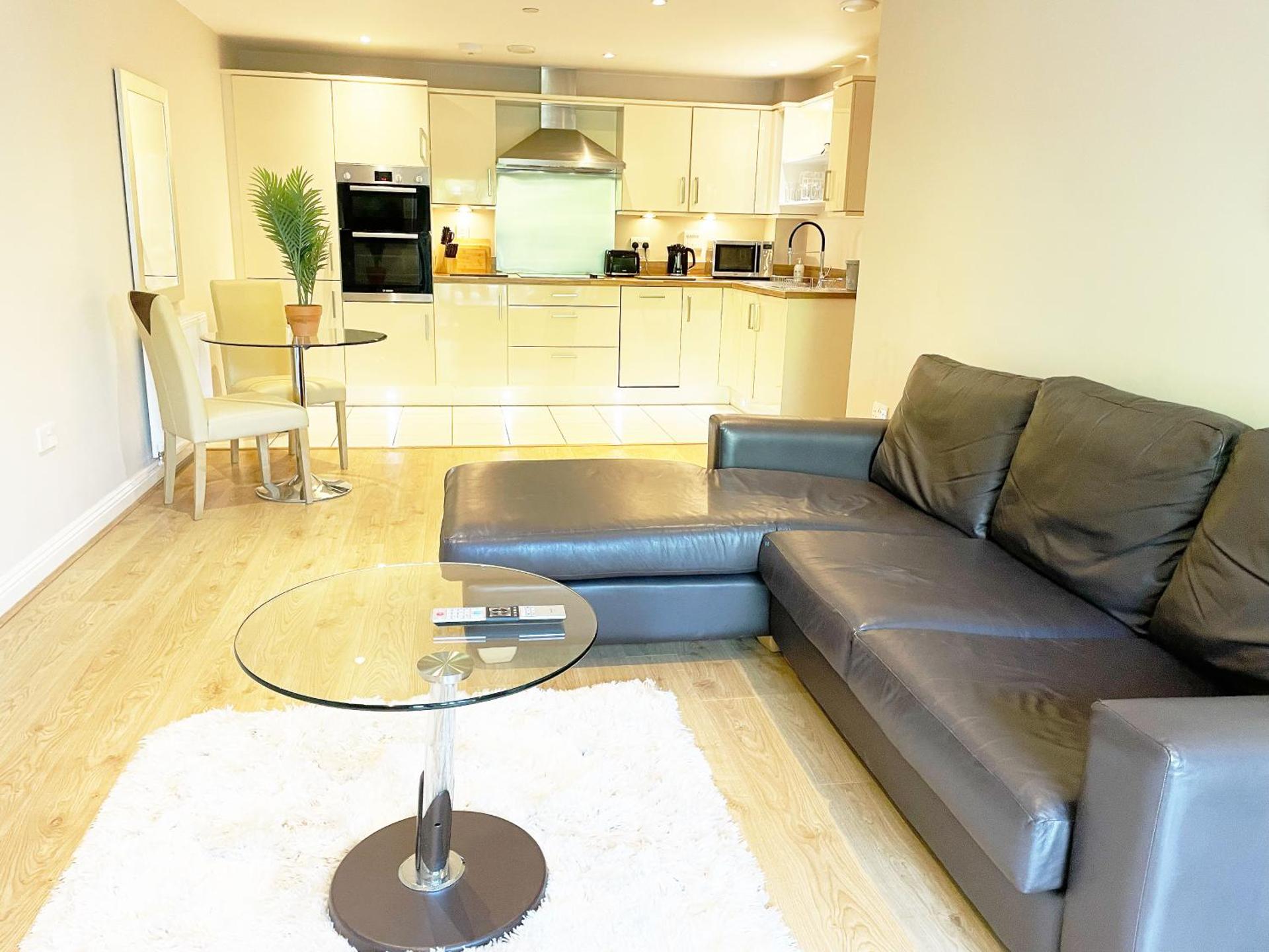 Travaal.©om - 2 Bed Serviced Apartment Farnborough