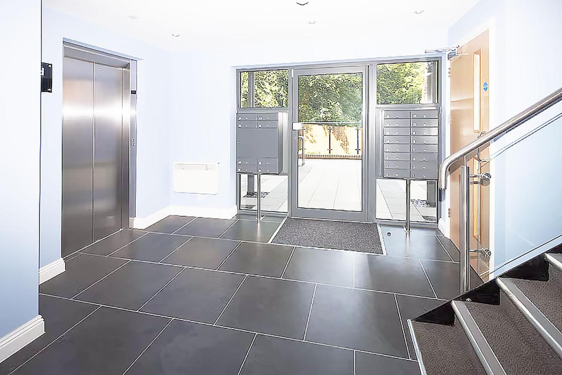 Travaal.©om - 2 Bed Serviced Apartment Farnborough