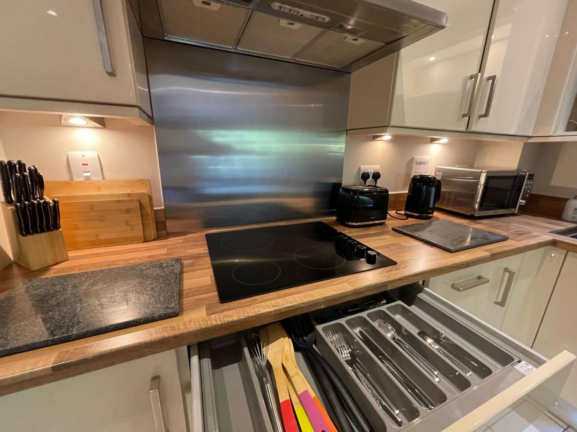 Travaal.©om - 2 Bed Serviced Apartment Farnborough