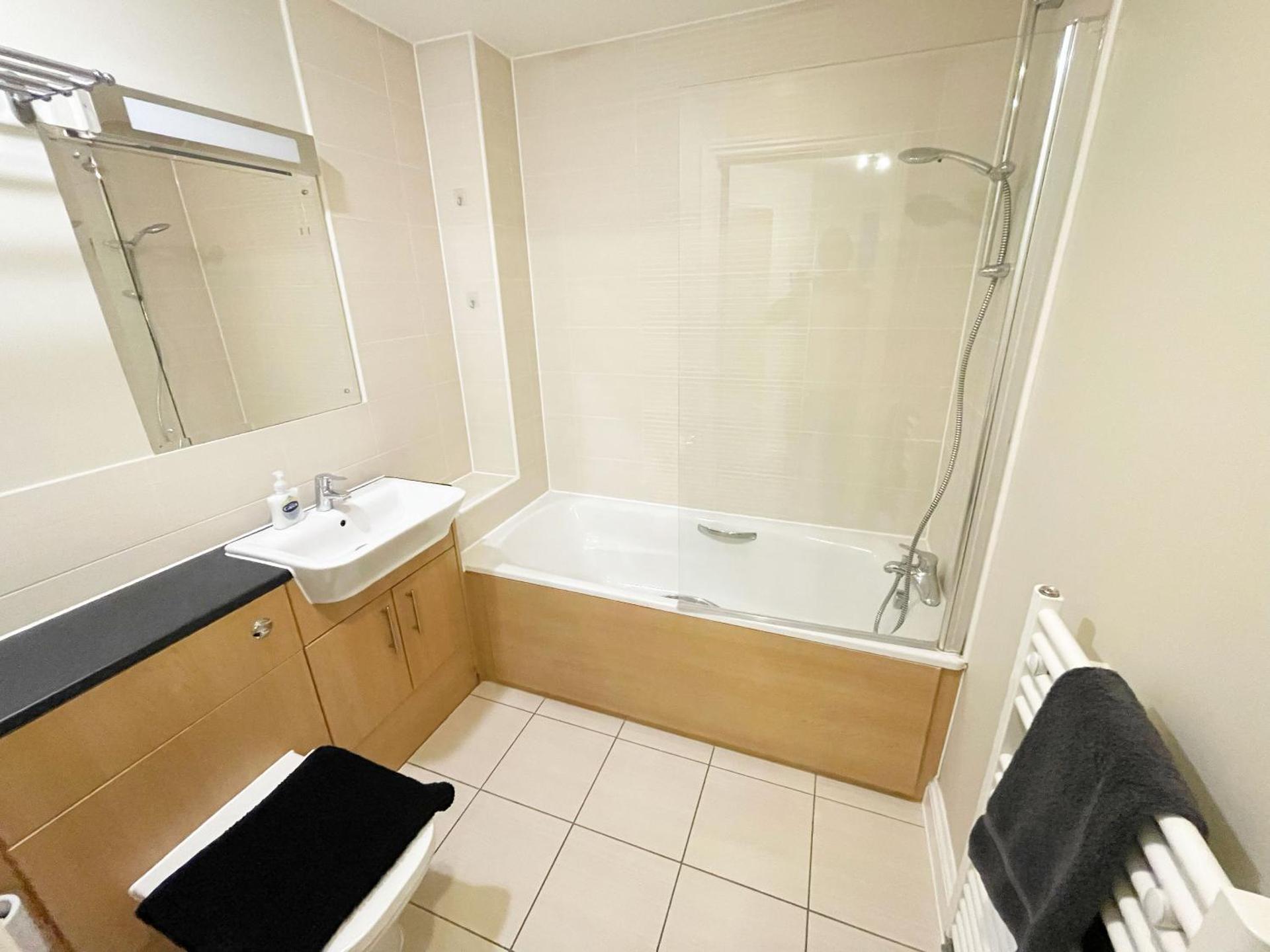 Travaal.©om - 2 Bed Serviced Apartment Farnborough