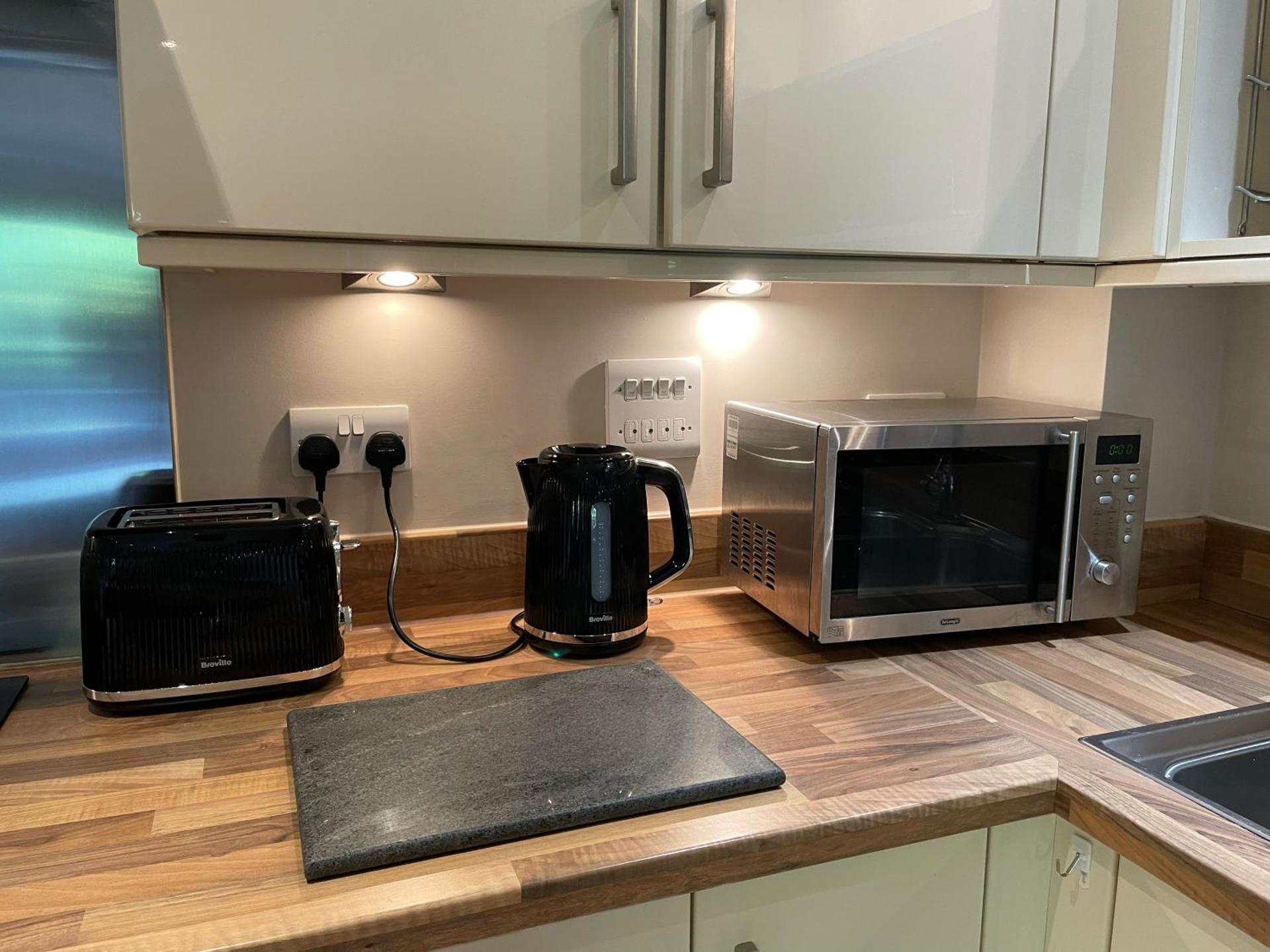 Travaal.©om - 2 Bed Serviced Apartment Farnborough