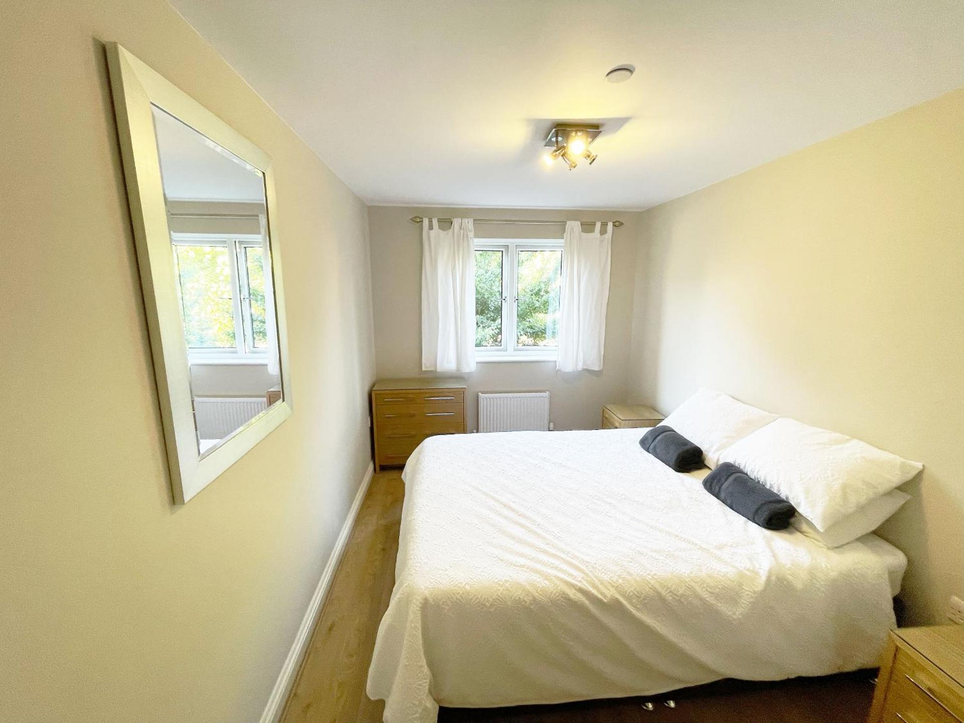 Travaal.©om - 2 Bed Serviced Apartment Farnborough