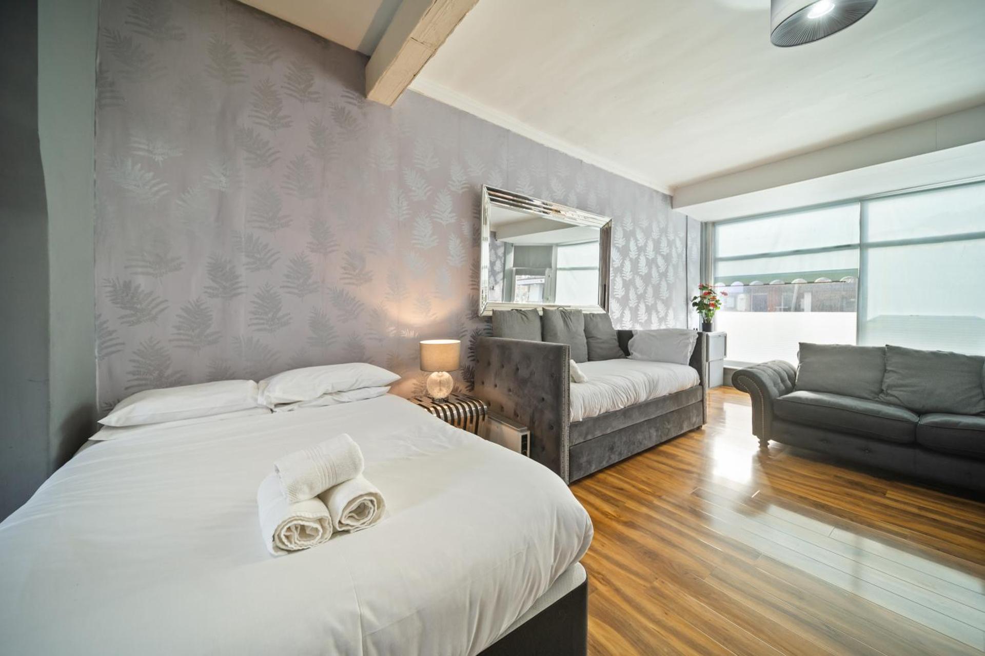 Spacious, Central Townhouse with Hot Tub & Free Parking