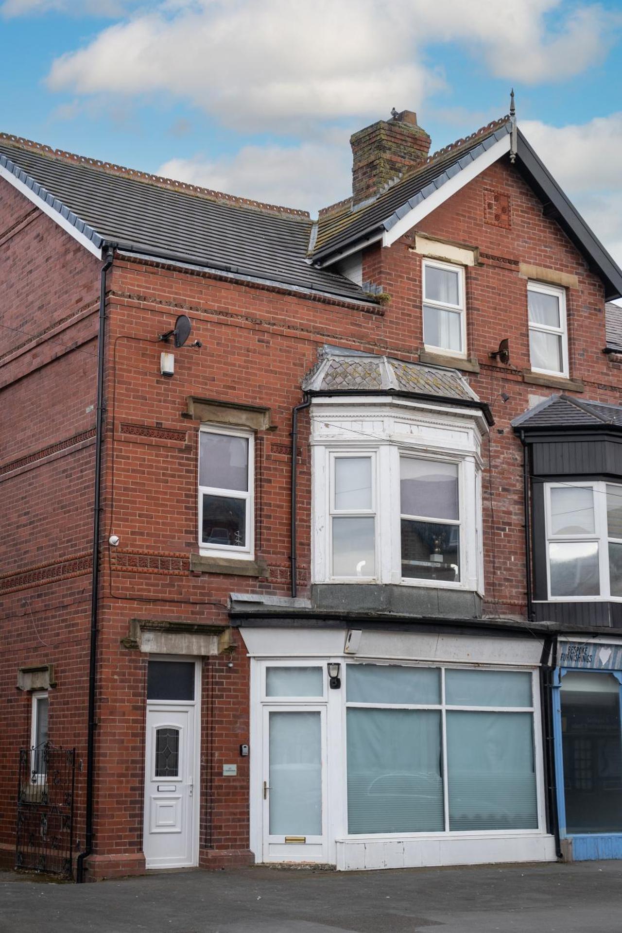 Spacious, Central Townhouse with Hot Tub & Free Parking