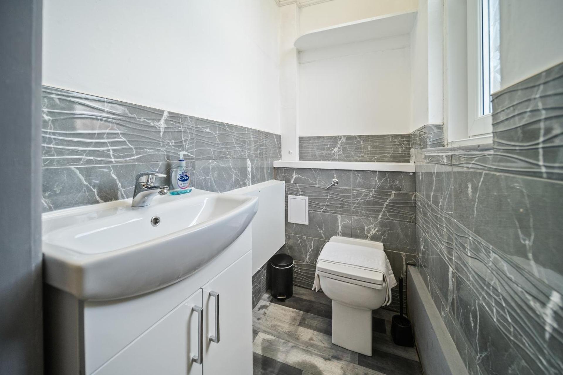 Spacious, Central Townhouse with Hot Tub & Free Parking