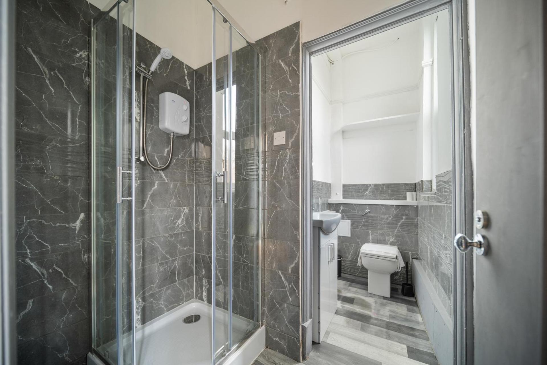 Spacious, Central Townhouse with Hot Tub & Free Parking