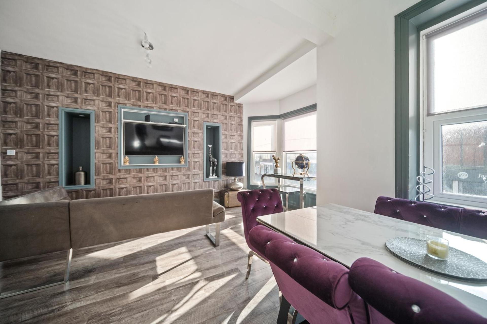 Spacious, Central Townhouse with Hot Tub & Free Parking