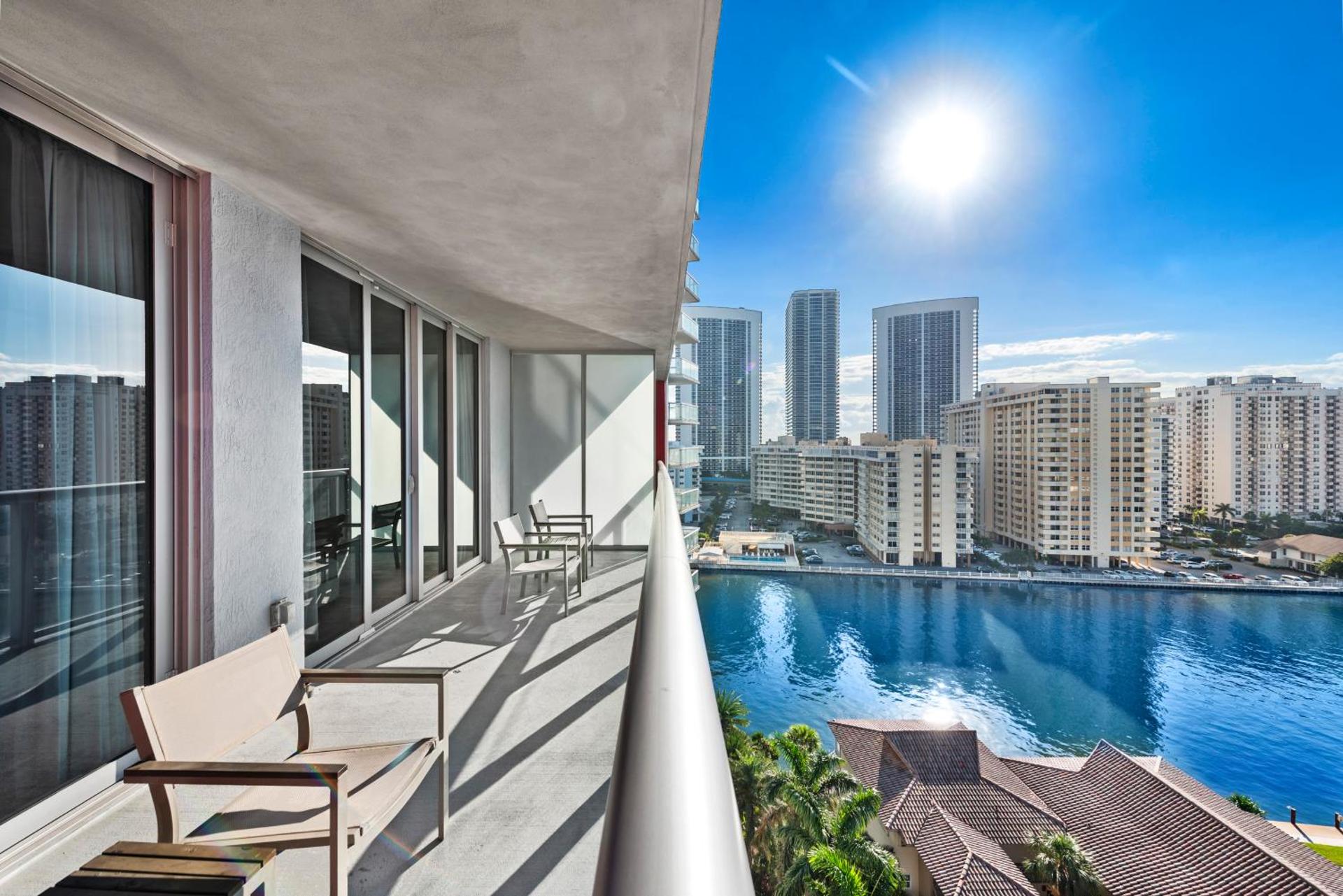 Water View Building With Pool - 5-Min Walk To The Beach