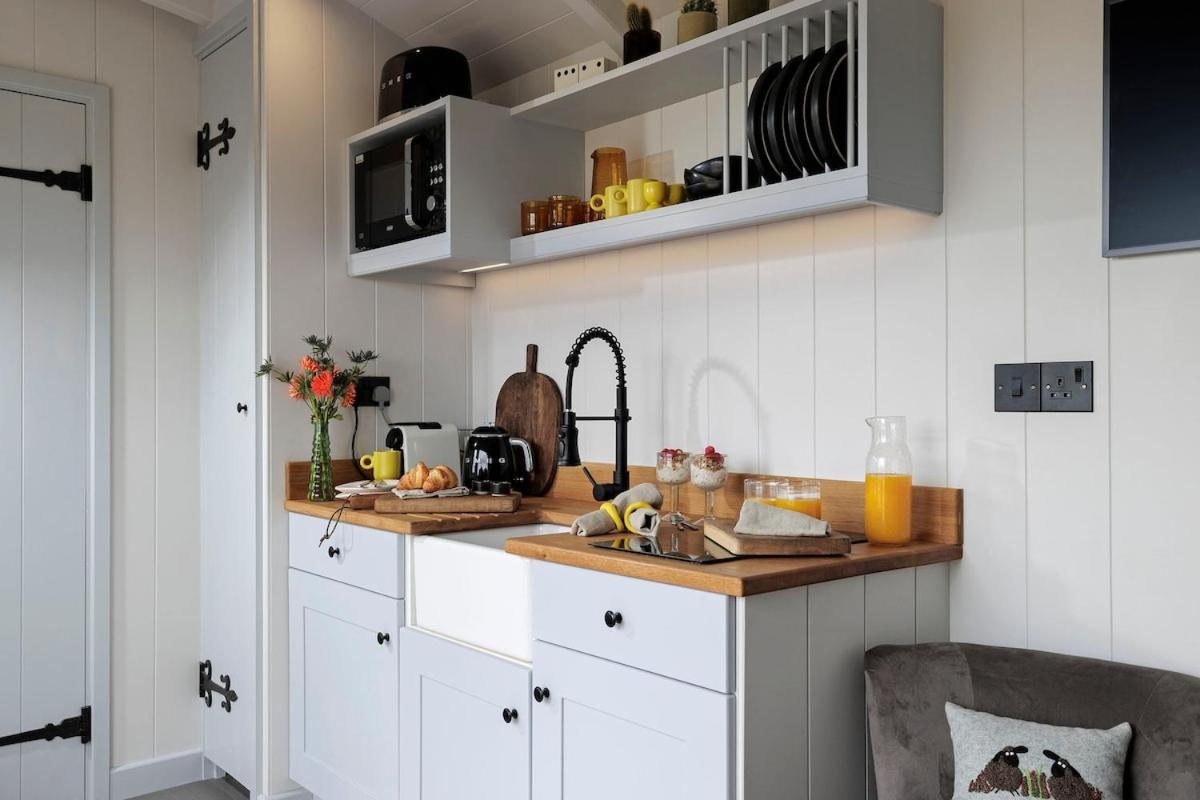 Luxury Shepherd hut with hot tub