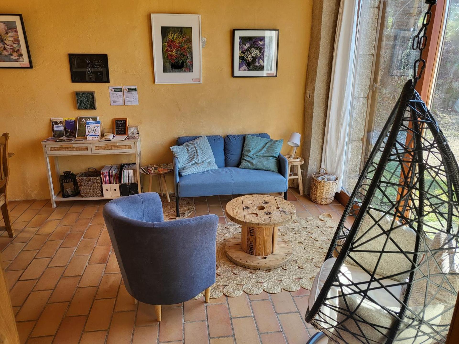 Communal lounge/ TV room