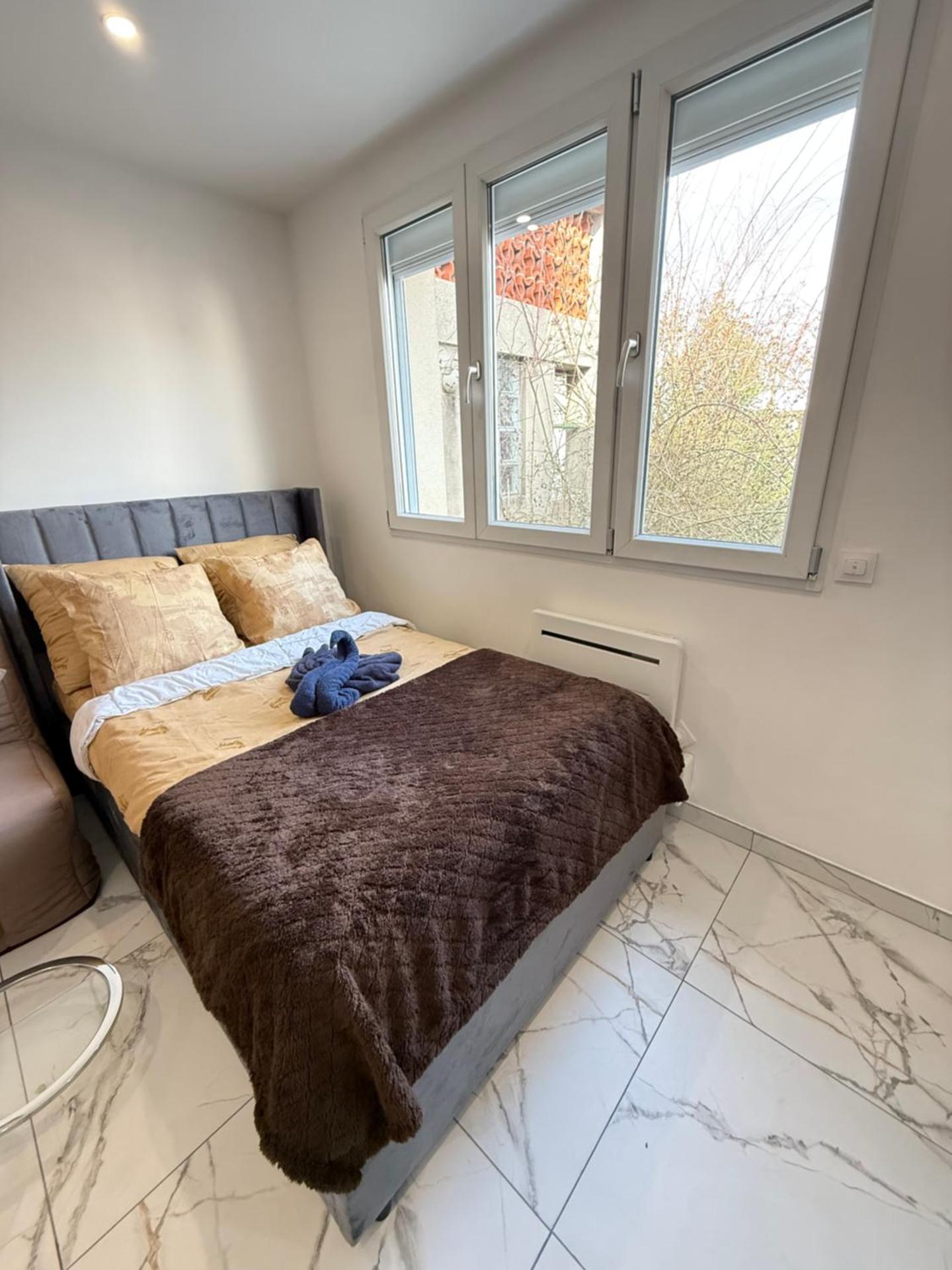 CHARMANTE STUDIO PROCHE PARIs