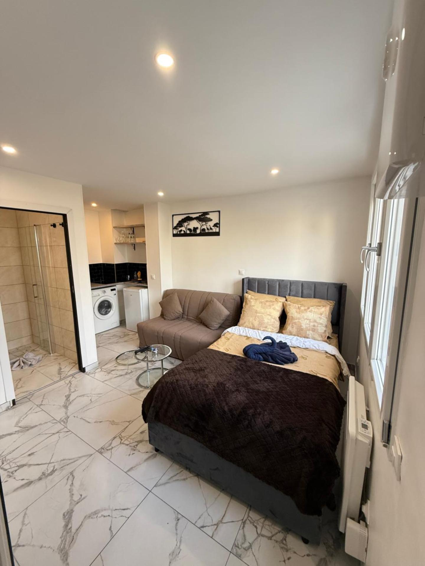 CHARMANTE STUDIO PROCHE PARIs