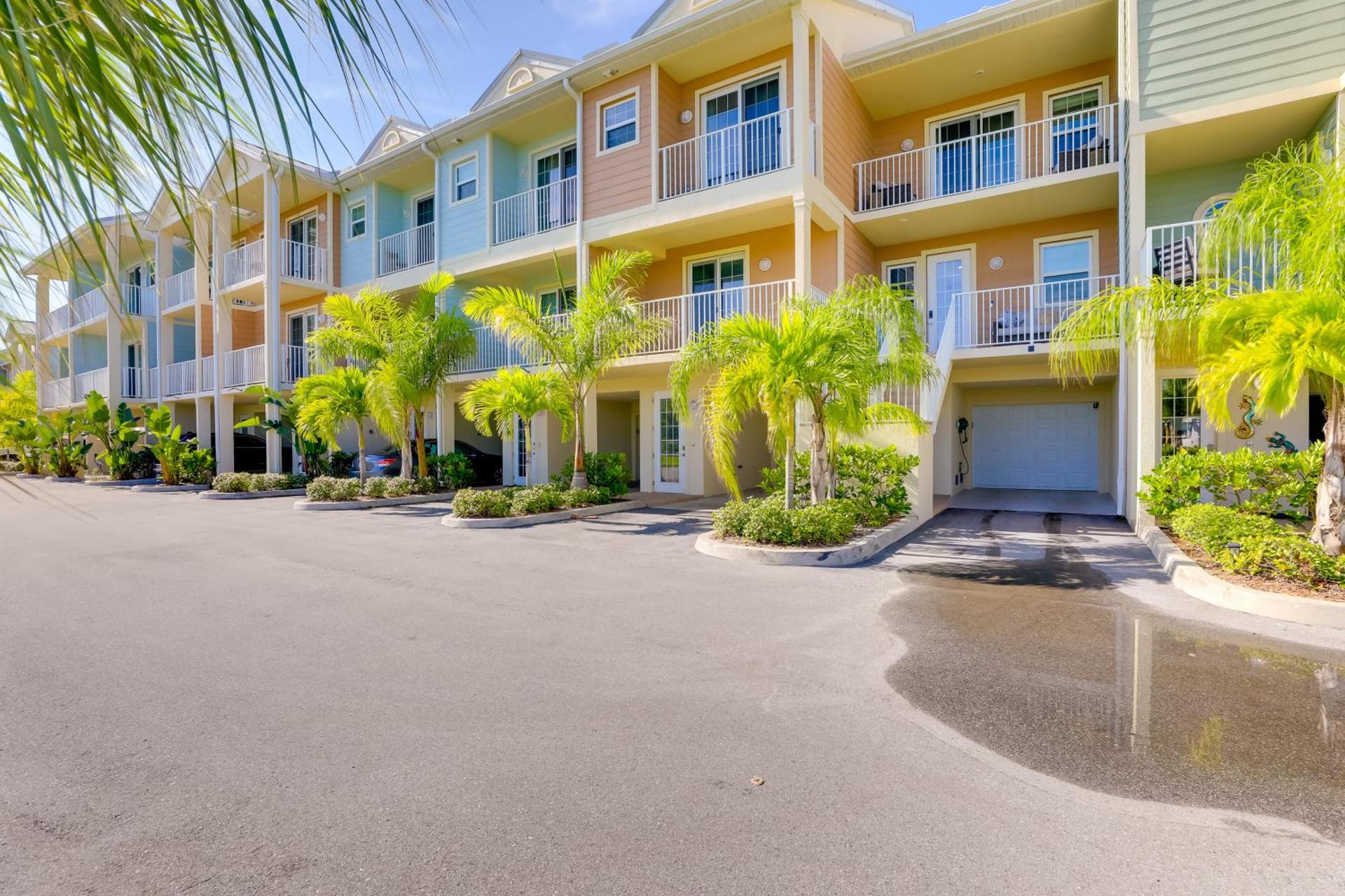 1 Mi to Beach Coastal-Zen Ruskin Retreat!