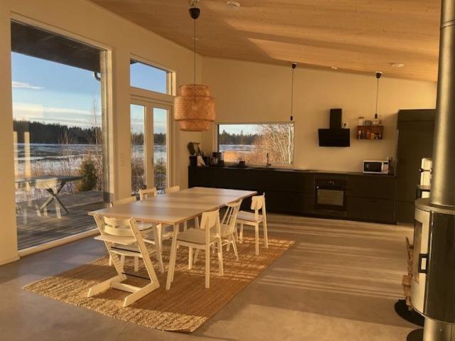 Modernia majoitusta luonnon keskellä