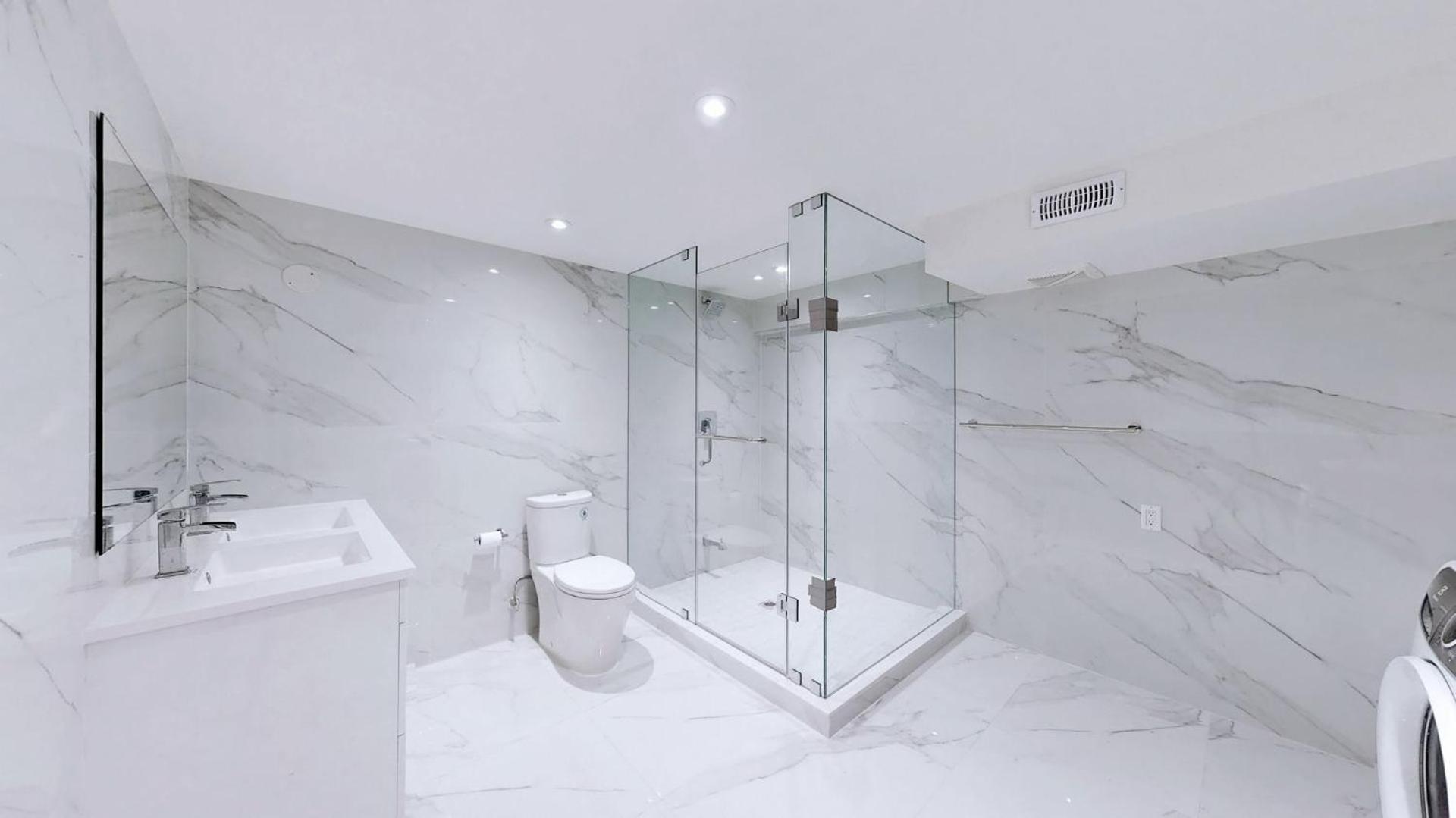 Comfortable Room in Toronto next to Yorkdale mall