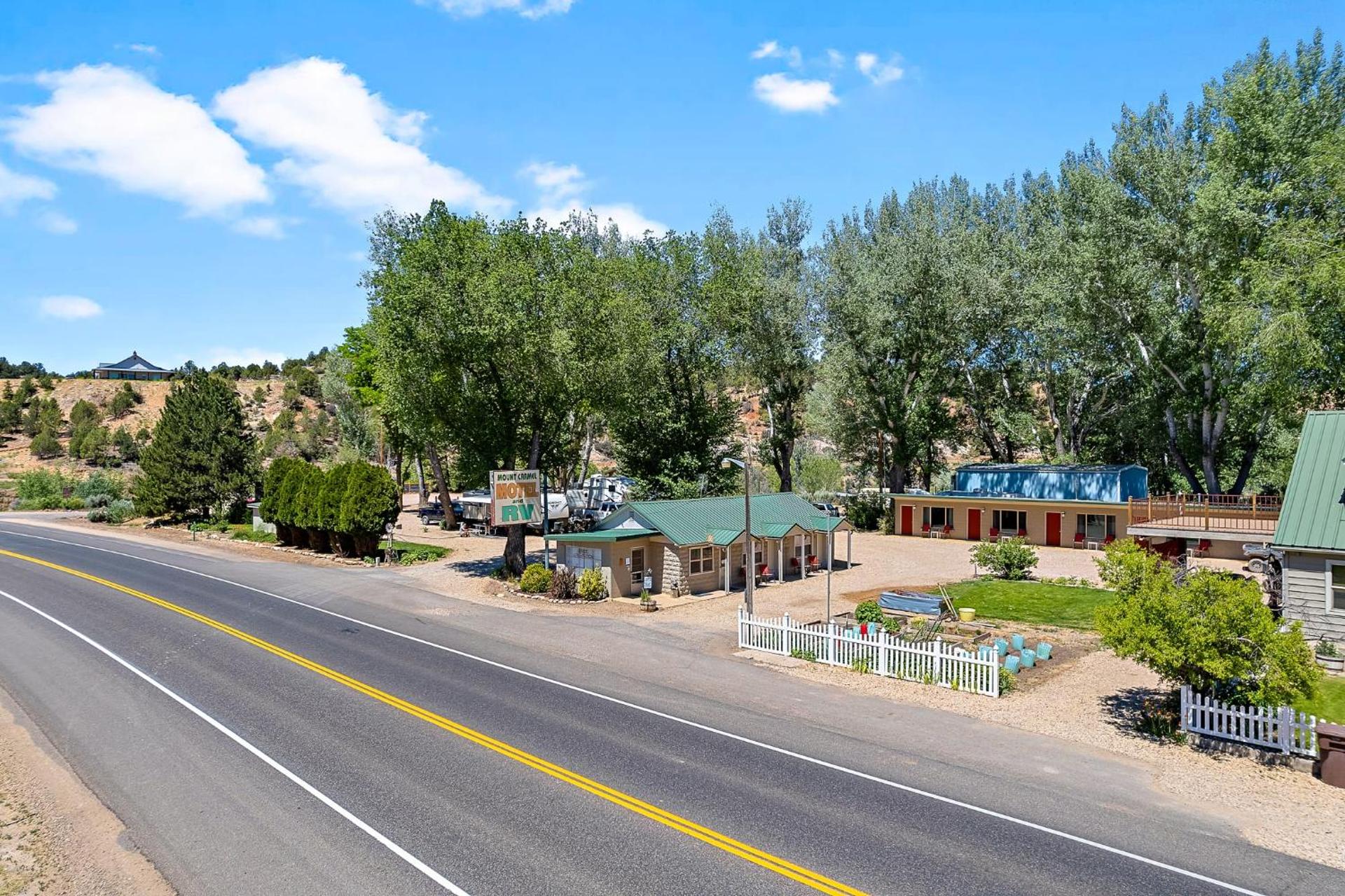 Mount Carmel Motel & RV Near Zion NP Bryce Room