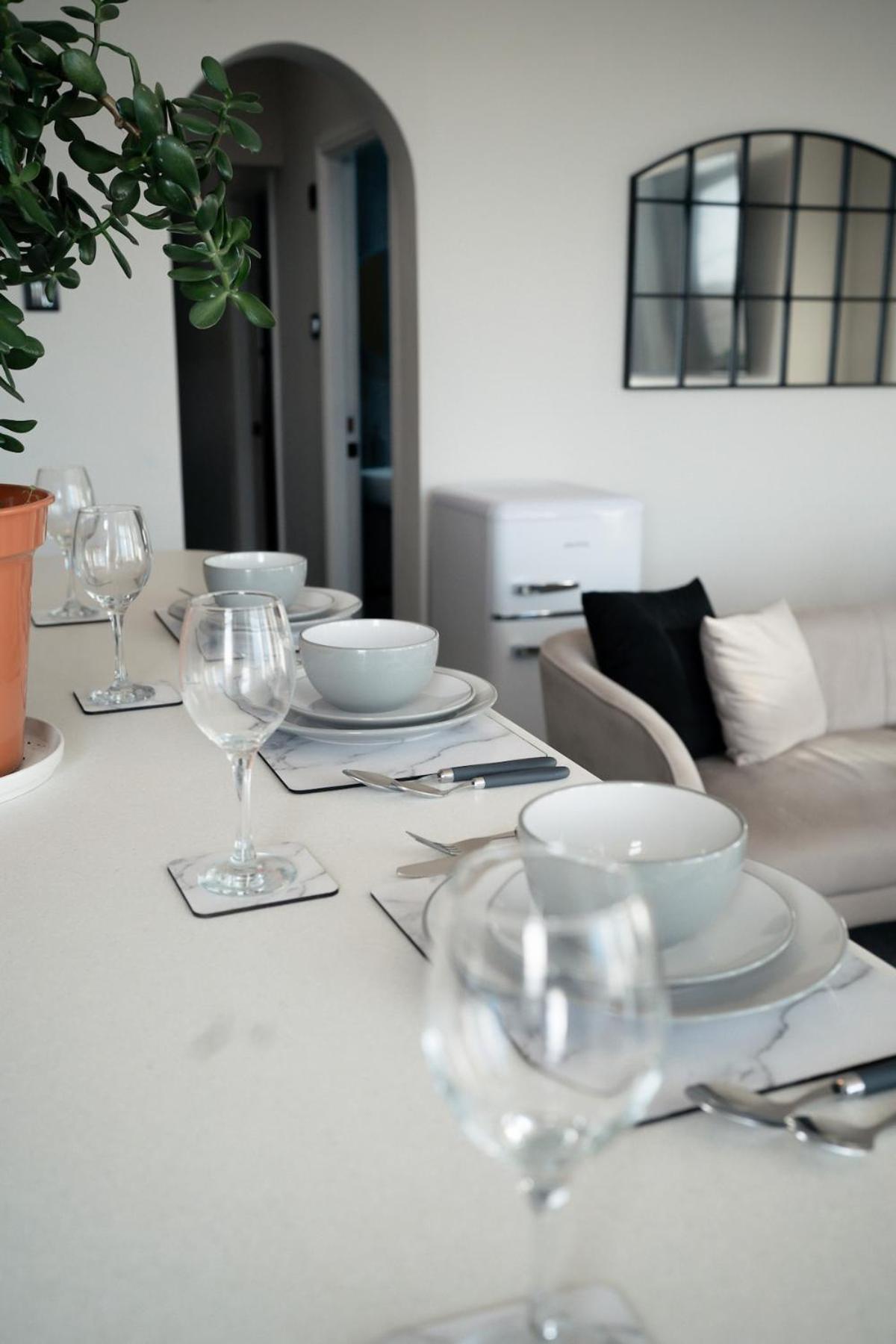 Stunning Sea View Apartment With Balcony & Parking