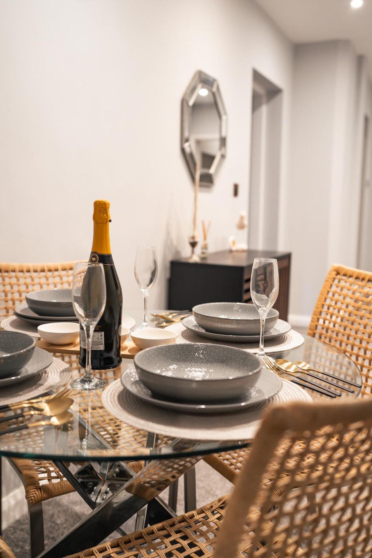 Stunning 2 Bedroom Beach Apartment With Garden