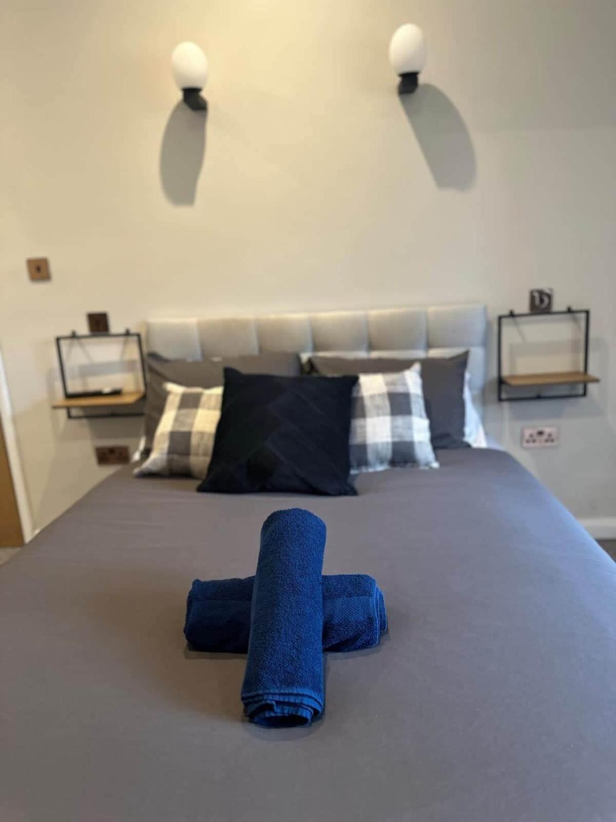 Stunning 2 Bedroom Beach Apartment With Garden