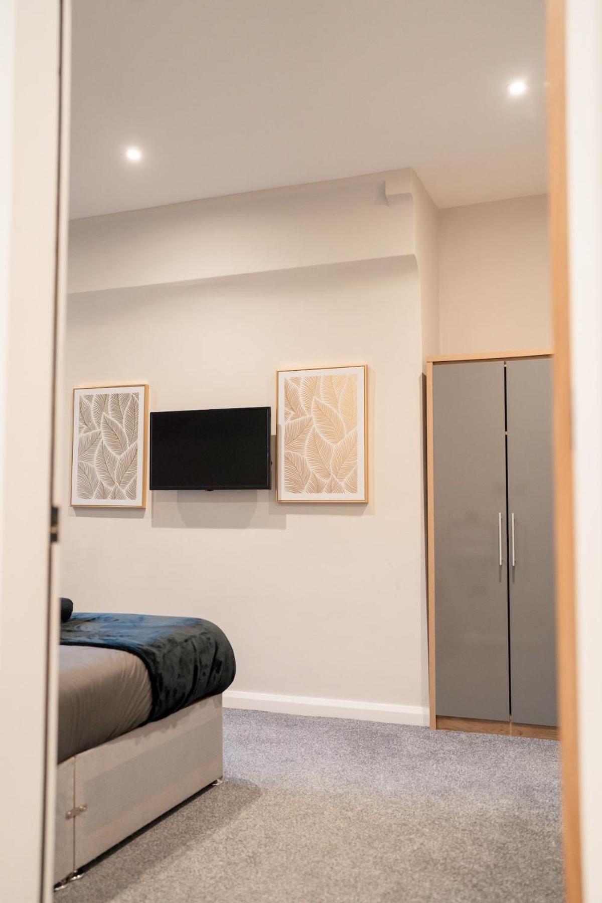 Stunning 2 Bedroom Beach Apartment With Garden