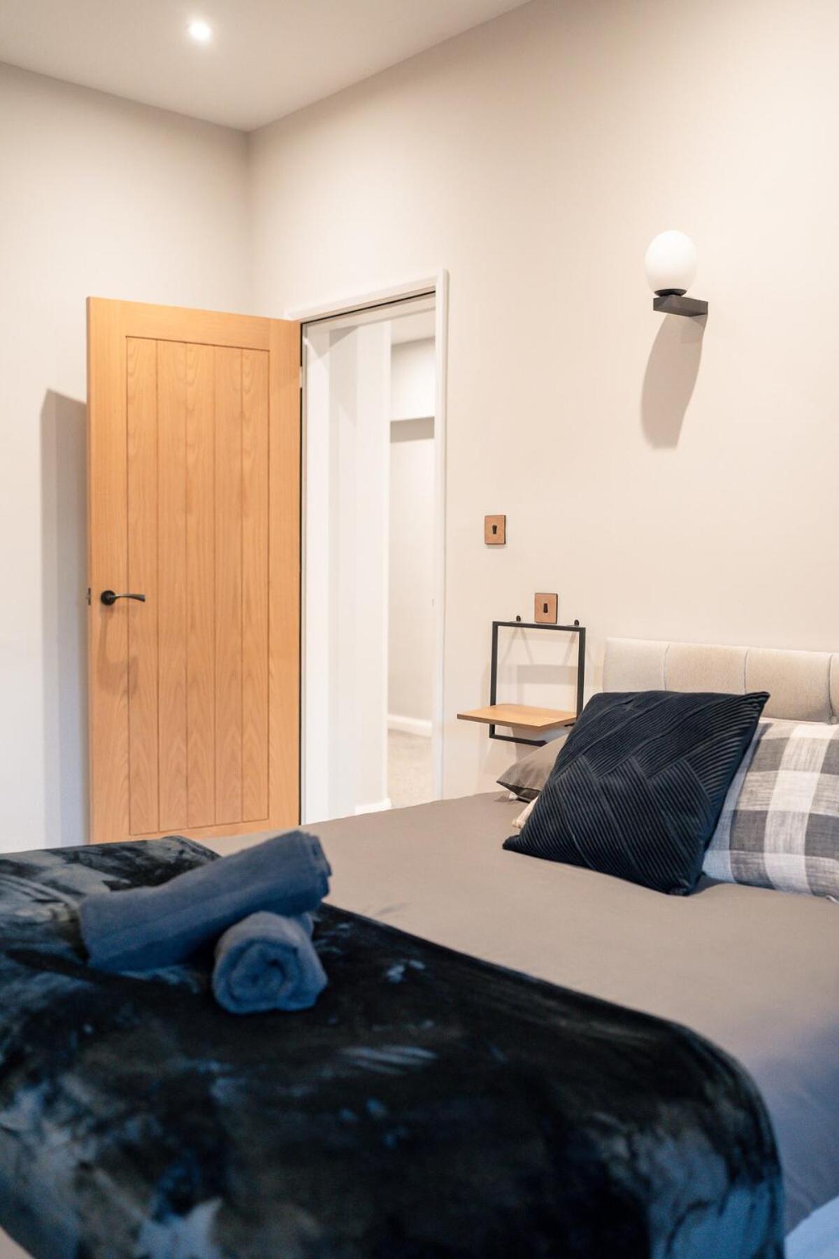 Stunning 2 Bedroom Beach Apartment With Garden