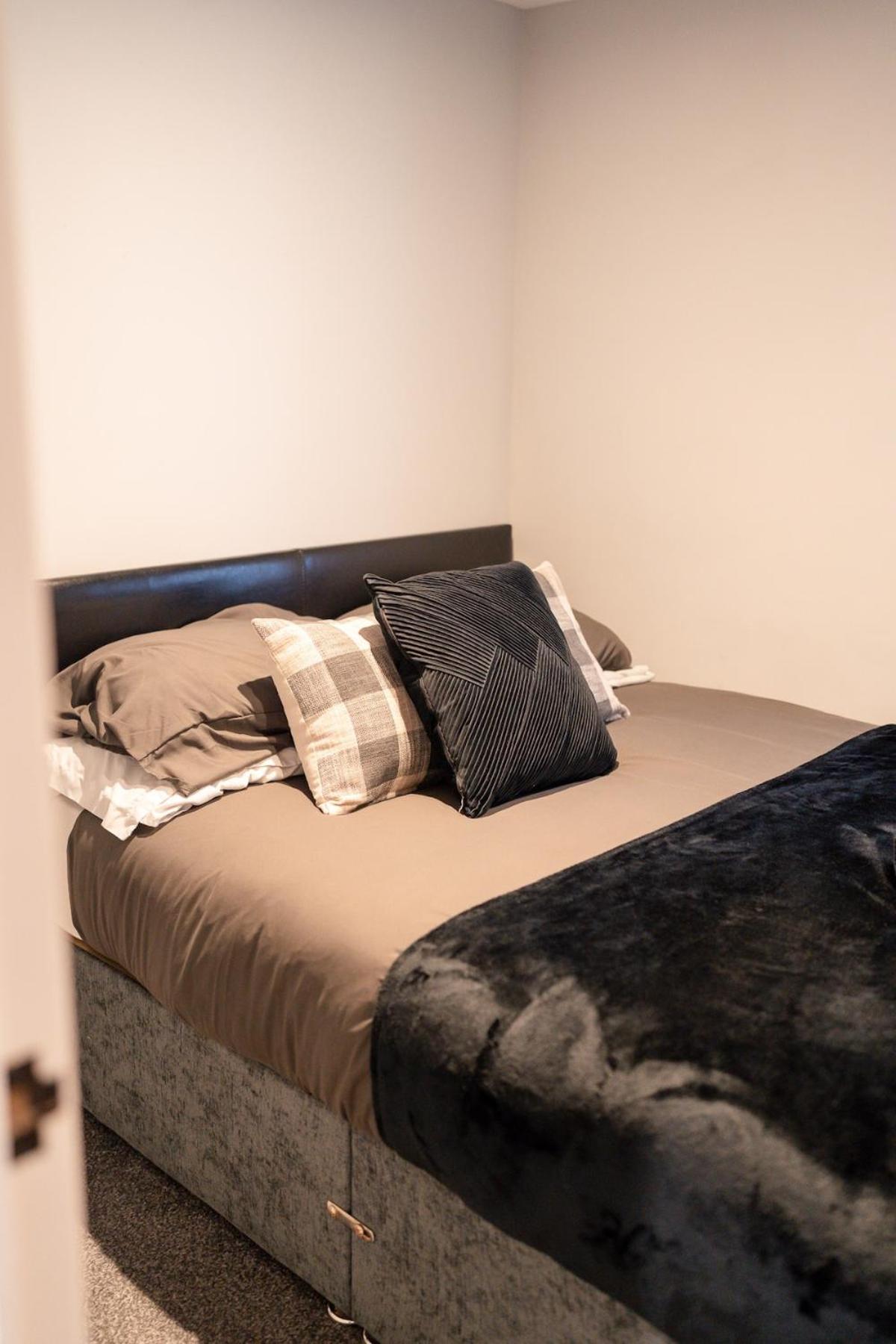 Stunning 2 Bedroom Beach Apartment With Garden