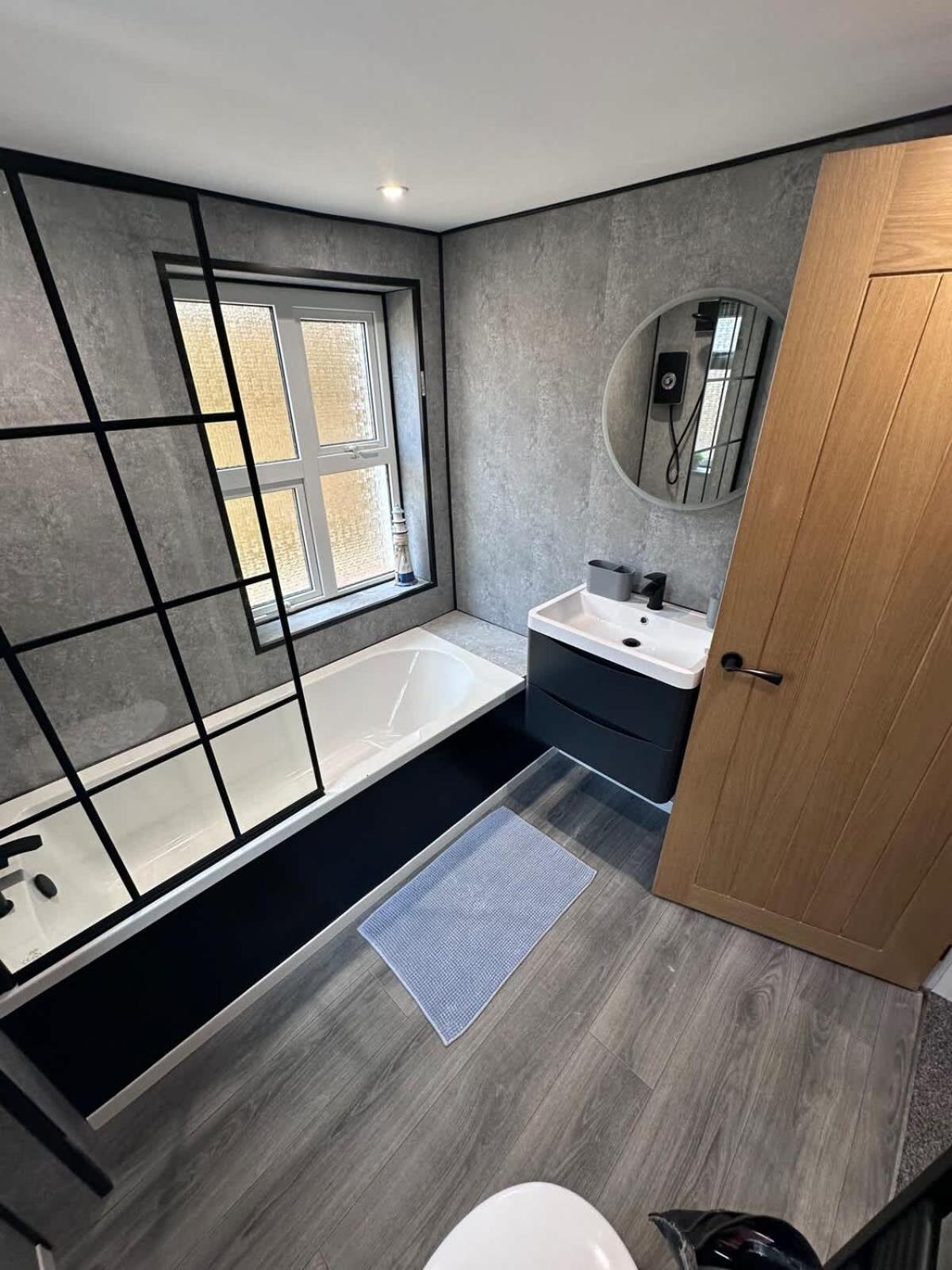 Stunning 2 Bedroom Beach Apartment With Garden