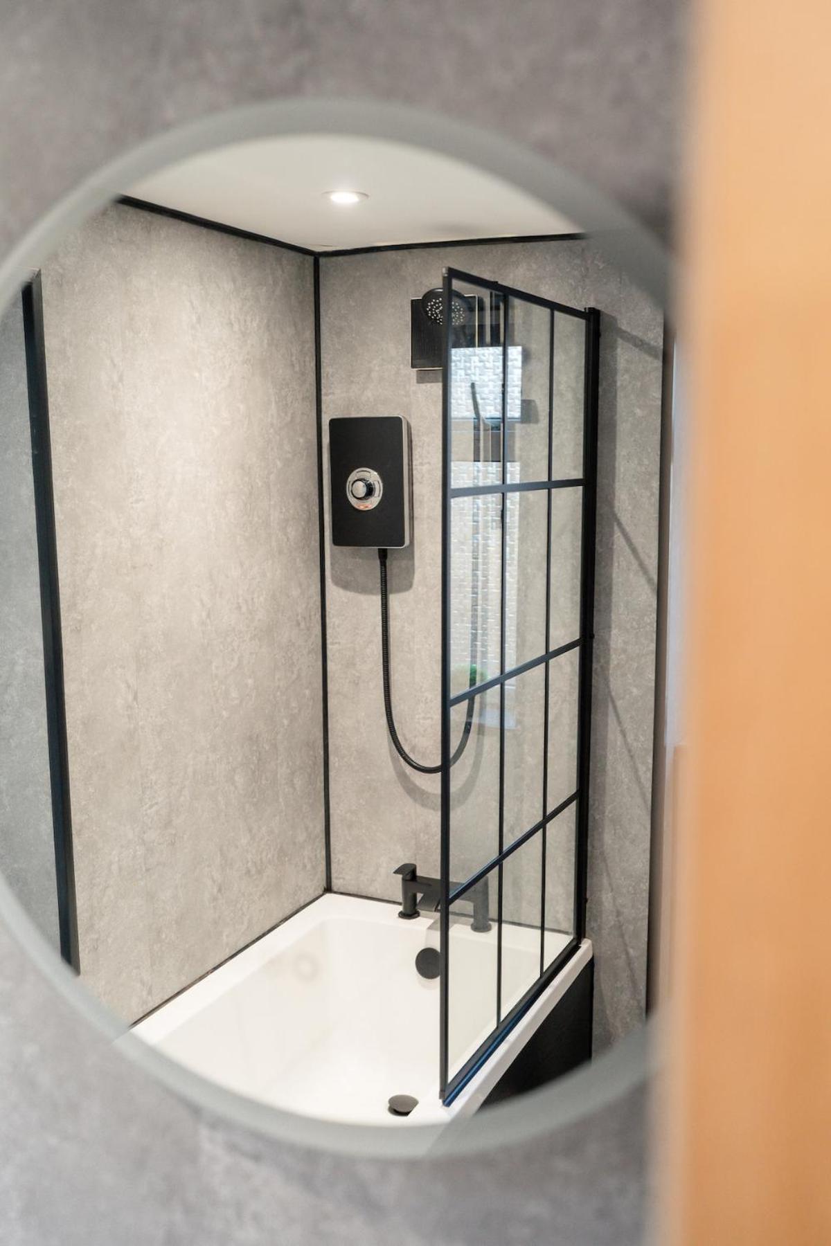 Stunning 2 Bedroom Beach Apartment With Garden