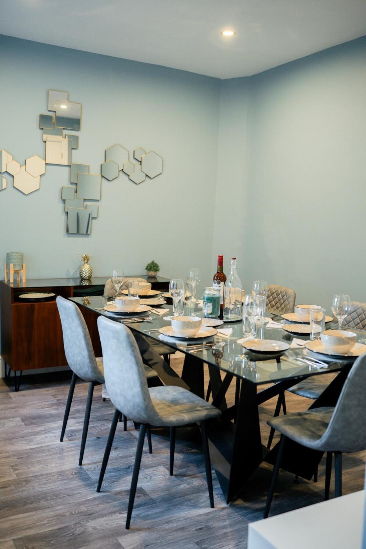 Modern 5 Bedroom Terraced Luxurious House