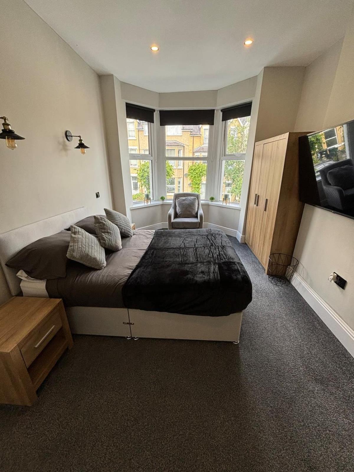 Modern 5 Bedroom Terraced Luxurious House