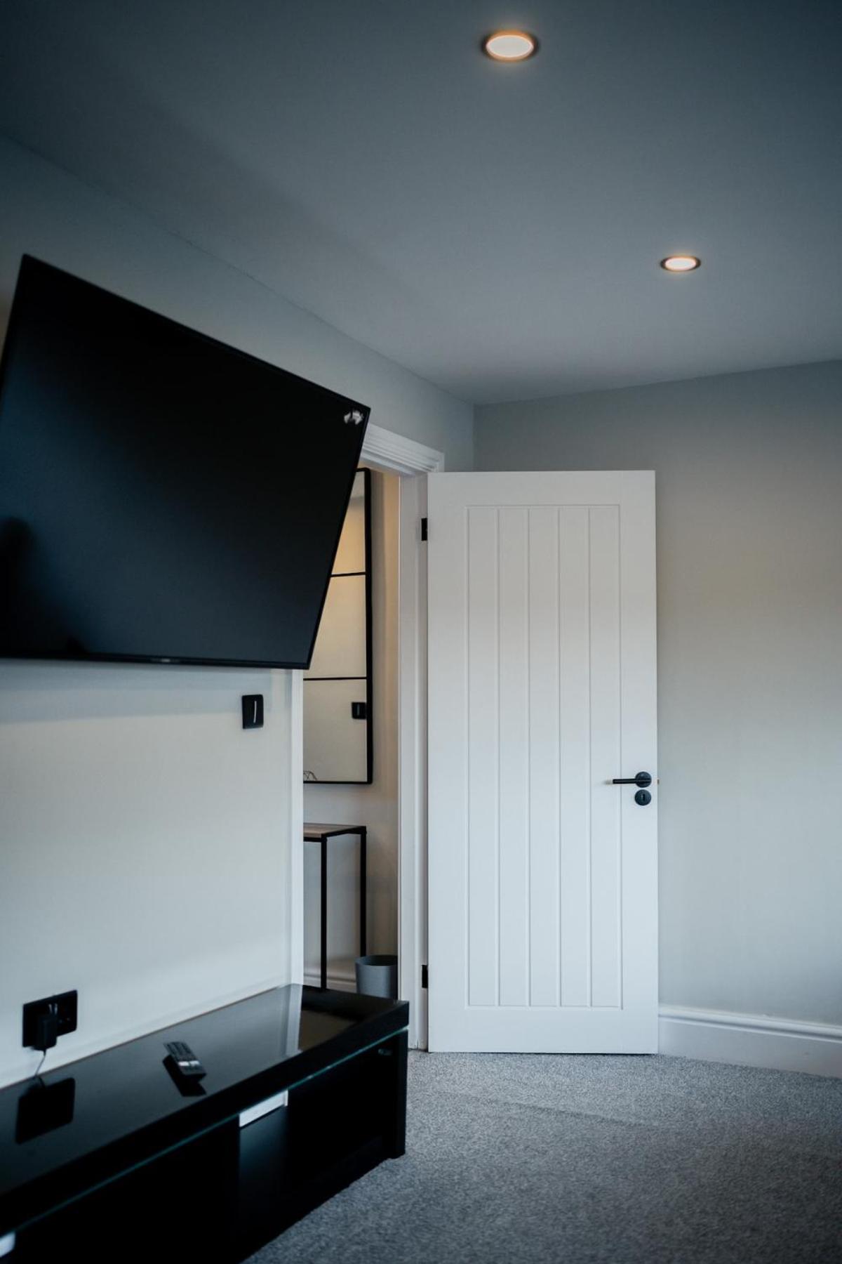 Modern 5 Bedroom Terraced Luxurious House