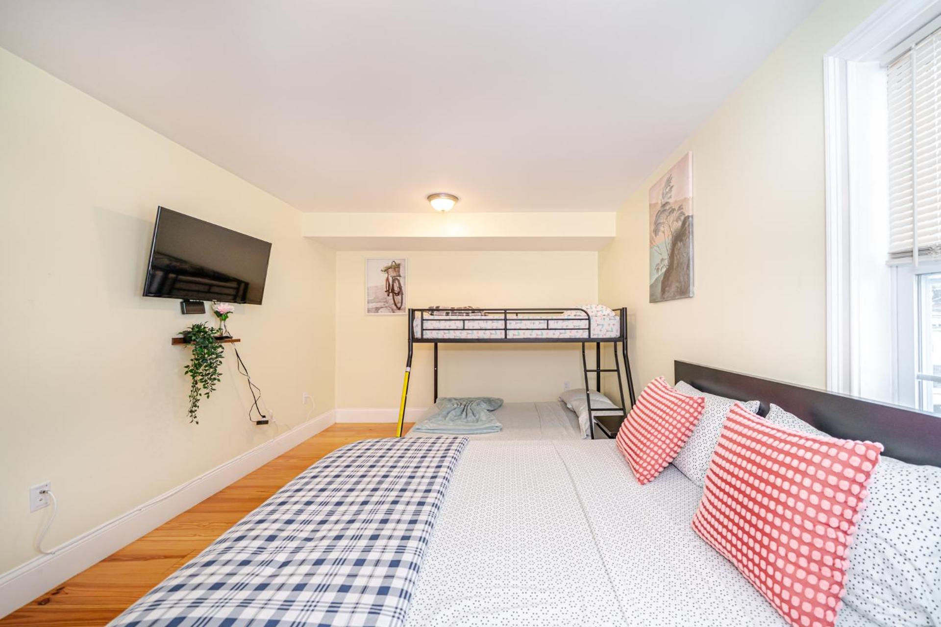 41 - 3BR Quincy - Lovely Townhouse near Adams