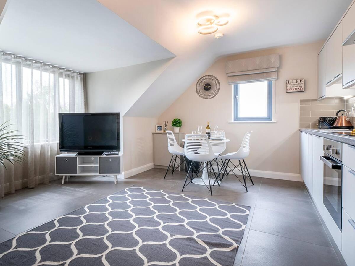 Belfast central stylish apartment free parking